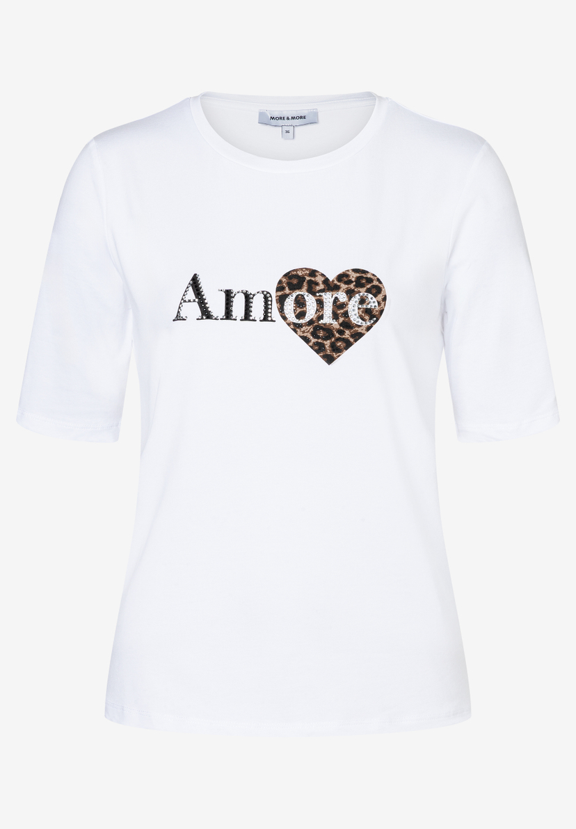 Ein weißes, elastisches MORE & MORE T-Shirt mit "Amore"-Print, dessen Herzmotiv ein Leopardenmuster hat. Ein weißes, elastisches MORE & MORE T-Shirt mit "Amore"-Print, dessen Herzmotiv ein Leopardenmuster hat.