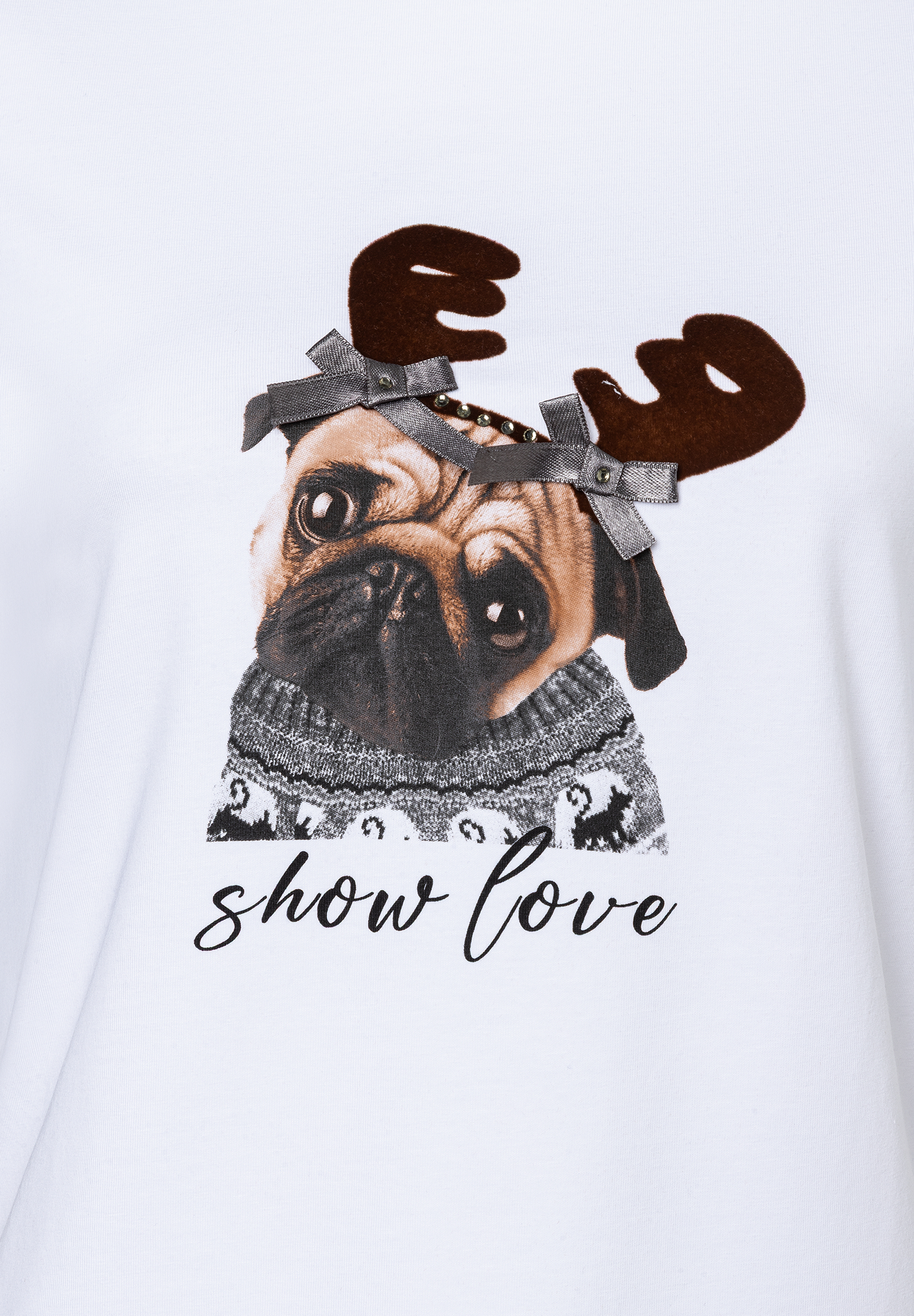 Ein MORE & MORE Oberteil mit Jersey-Material und Mops-Motiv mit Geweih und Schleifen. Ein MORE & MORE Oberteil mit Jersey-Material und Mops-Motiv mit Geweih und Schleifen.