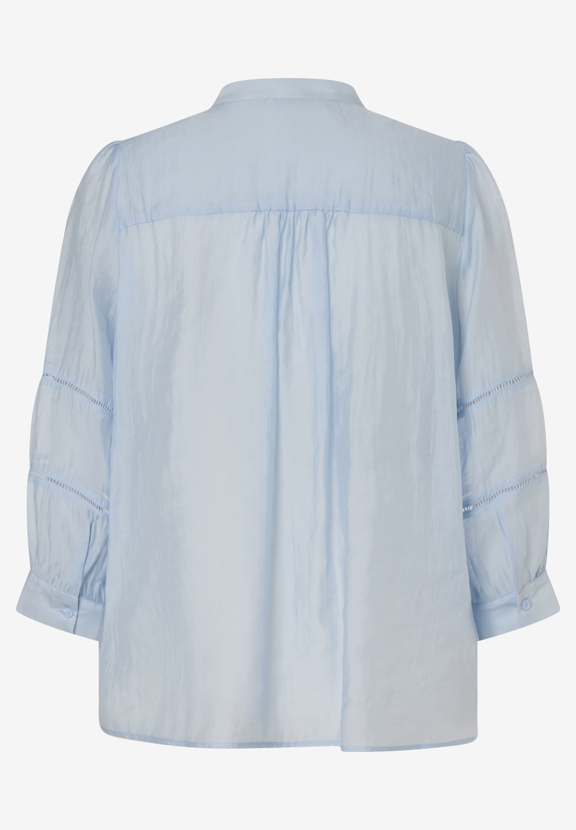 Eine hellblaue MORE & MORE Bluse mit leicht transparentem Webware-Material und Dreiviertelärmeln. Eine hellblaue MORE & MORE Bluse mit leicht transparentem Webware-Material und Dreiviertelärmeln.