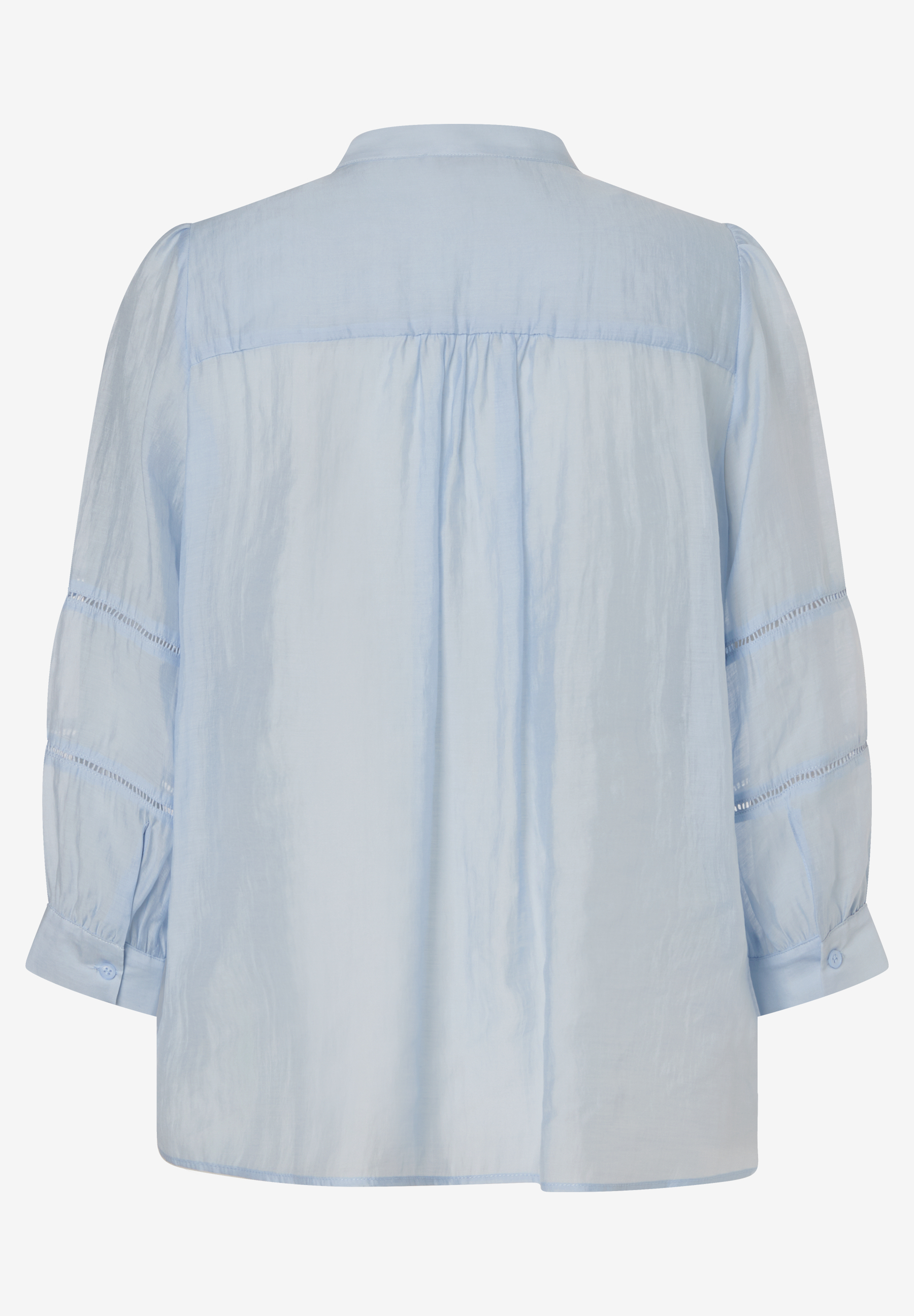 Eine hellblaue MORE & MORE Bluse mit leicht transparentem Webware-Material und Dreiviertelärmeln. Eine hellblaue MORE & MORE Bluse mit leicht transparentem Webware-Material und Dreiviertelärmeln.