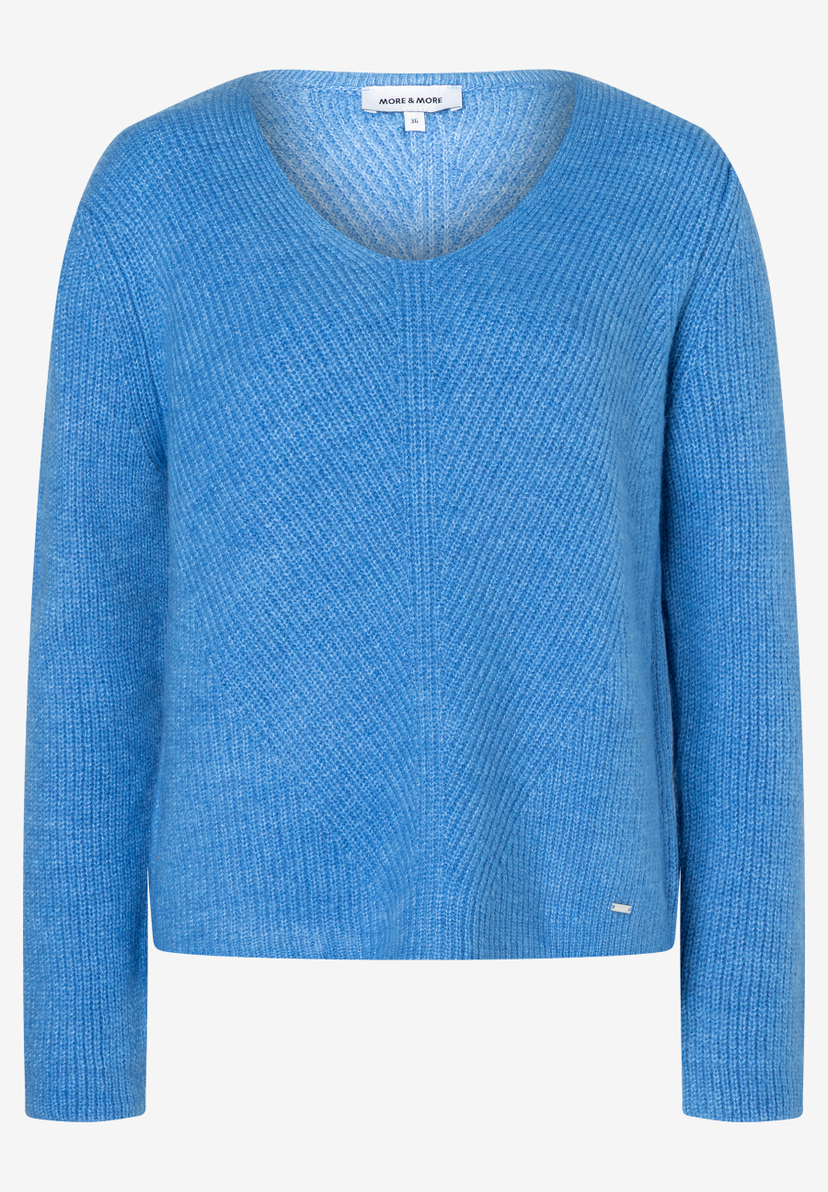 Ein hellblauer Rippstrick-Pullover mit V-Ausschnitt von MORE & MORE liegt auf einem weißen Hintergrund. Ein hellblauer Rippstrick-Pullover mit V-Ausschnitt von MORE & MORE liegt auf einem weißen Hintergrund.