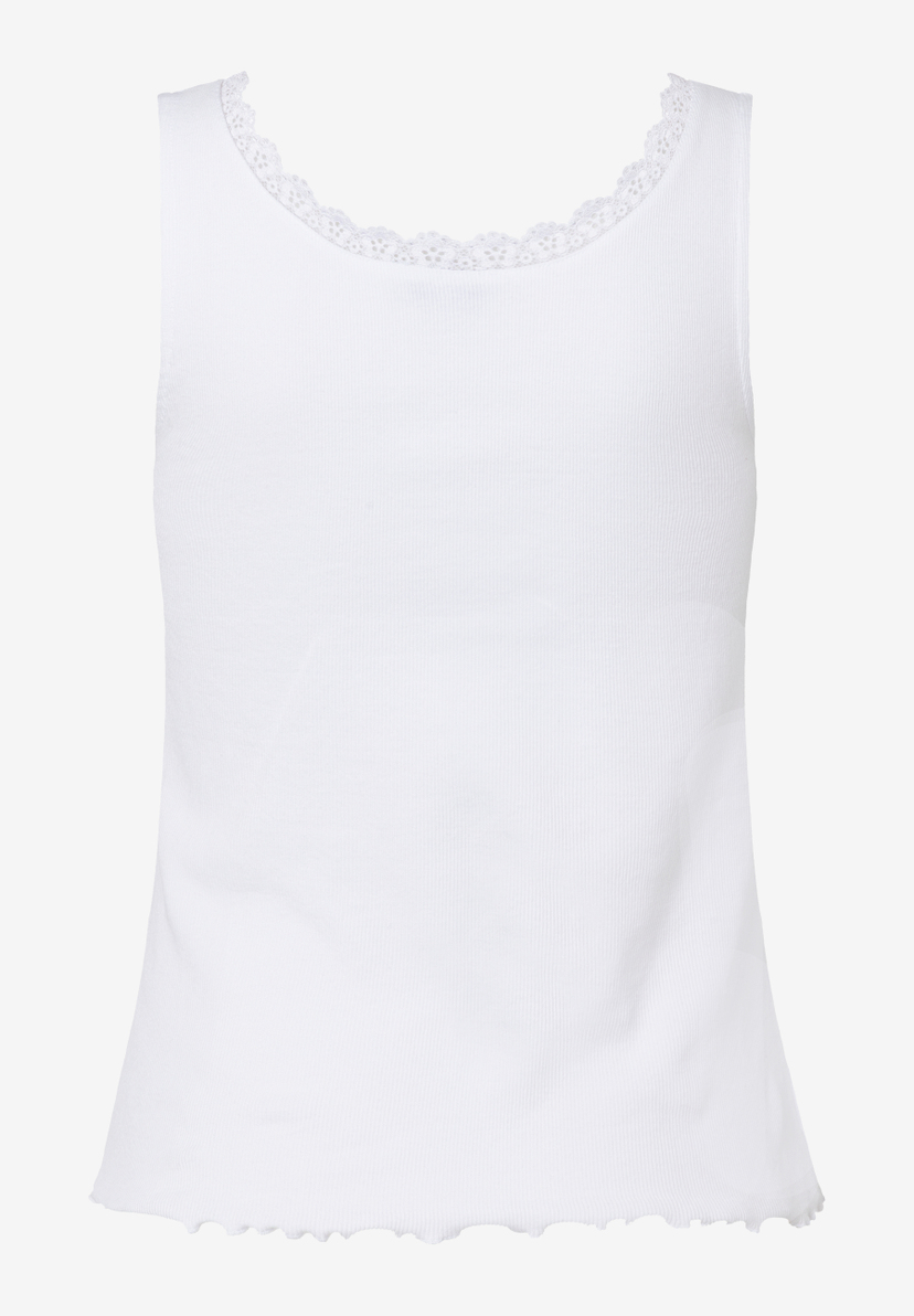 Ein ärmelloses, weißes MORE & MORE Top mit Spitzendetails am Halsausschnitt und einem leicht gewellten Saum.