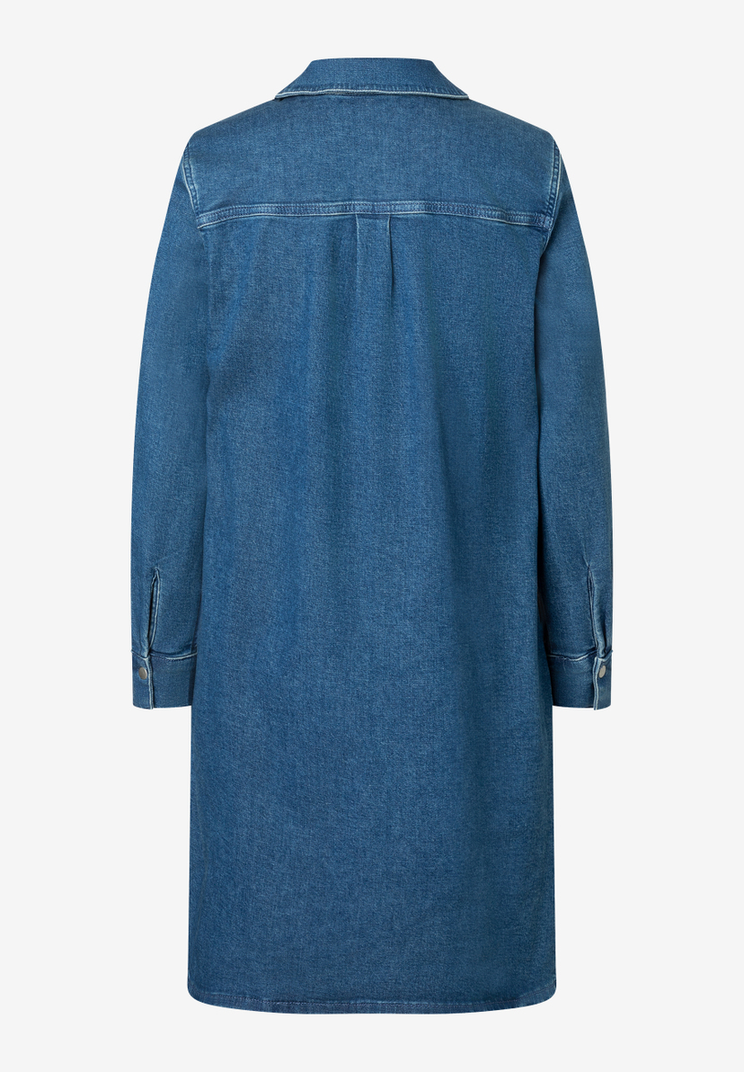 Ein blaues MORE & MORE Oberteil aus Denim, rückseitig mit langen Ärmeln und Kragen. Ein blaues MORE & MORE Oberteil aus Denim, rückseitig mit langen Ärmeln und Kragen.