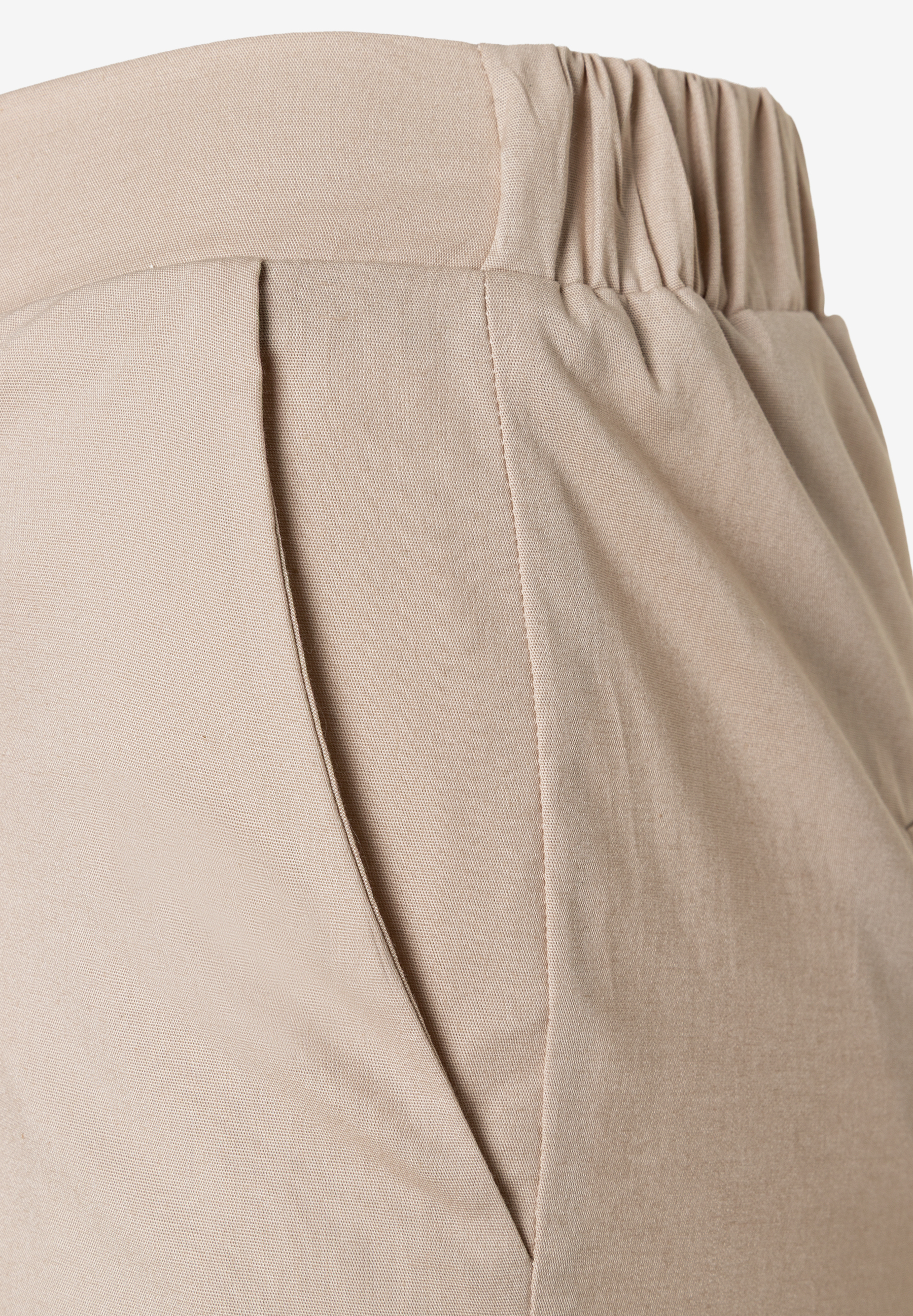 Nahaufnahme einer MORE & MORE Hose/Jeans in Beige mit Bund und Tasche. Nahaufnahme einer MORE & MORE Hose/Jeans in Beige mit Bund und Tasche.