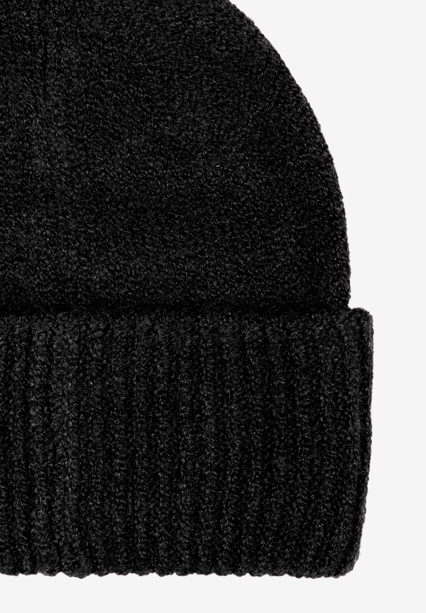MORE & MORE schwarze Strickmütze aus weichem Material mit eng anliegendem Bund und Rippstruktur.