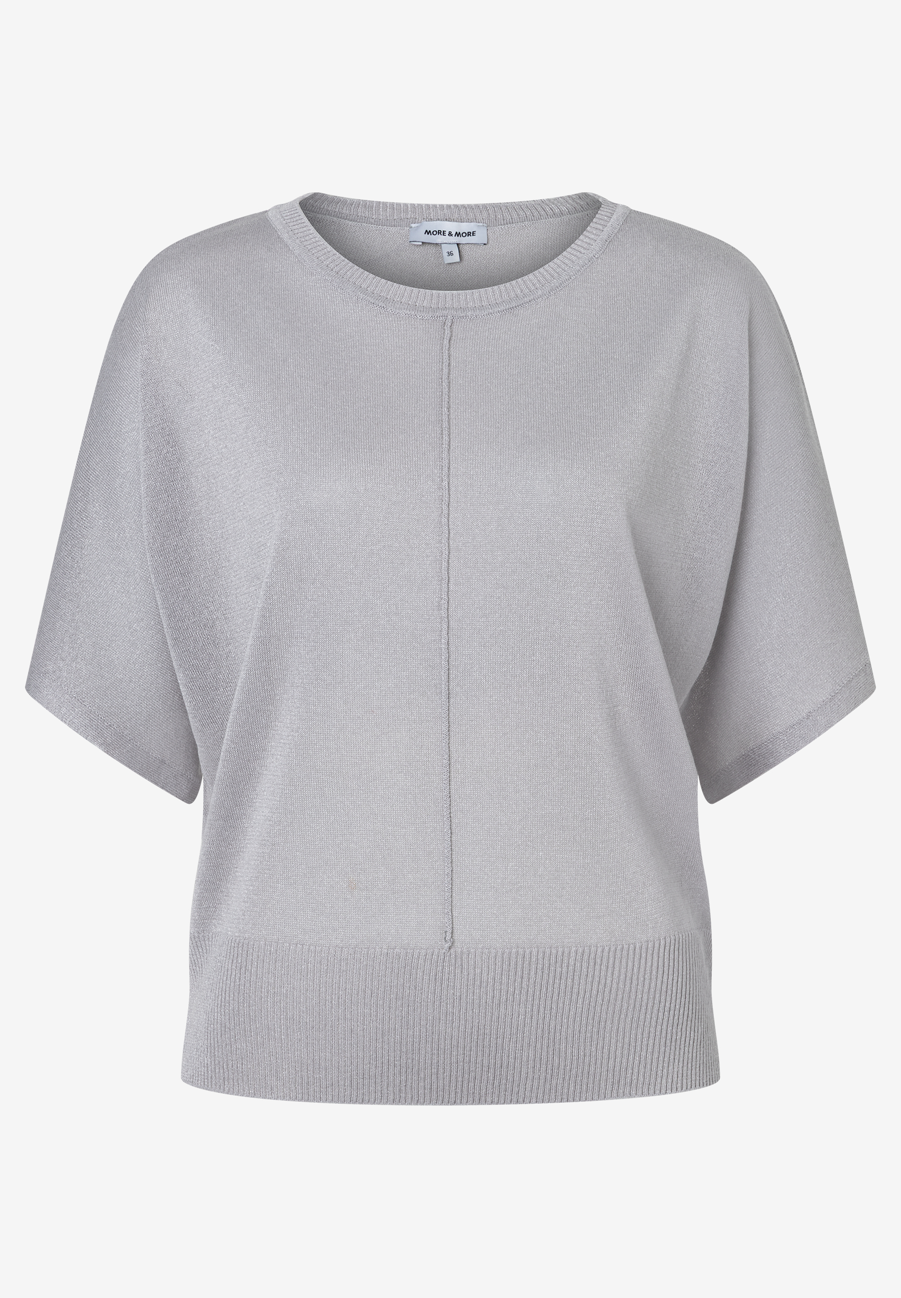 Ein grauer Strickpullover von MORE & MORE mit kurzen Ärmeln vor einem weißen Hintergrund. Ein grauer Strickpullover von MORE & MORE mit kurzen Ärmeln vor einem weißen Hintergrund.