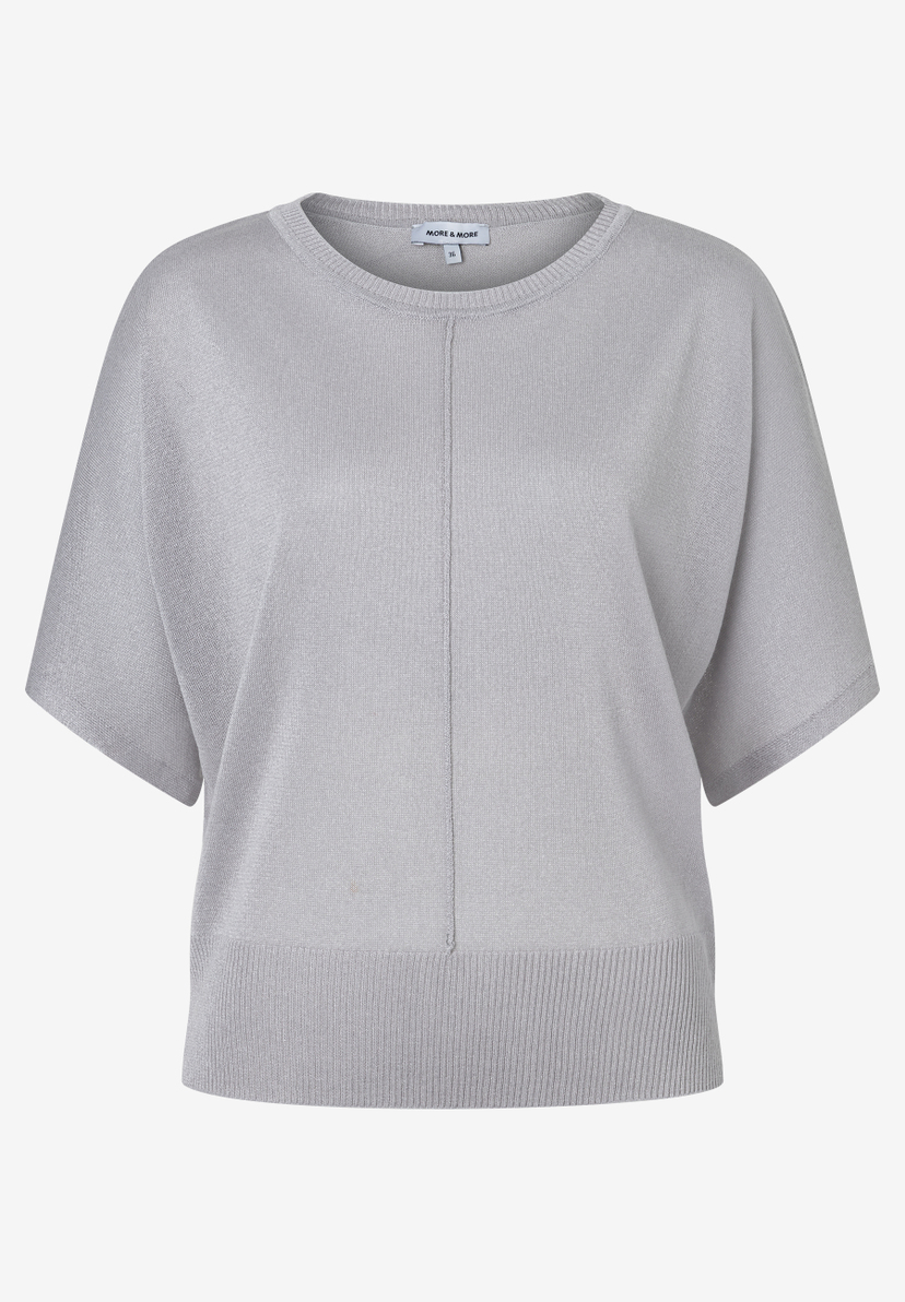 Ein grauer Strickpullover von MORE & MORE mit kurzen Ärmeln vor einem weißen Hintergrund. Ein grauer Strickpullover von MORE & MORE mit kurzen Ärmeln vor einem weißen Hintergrund.