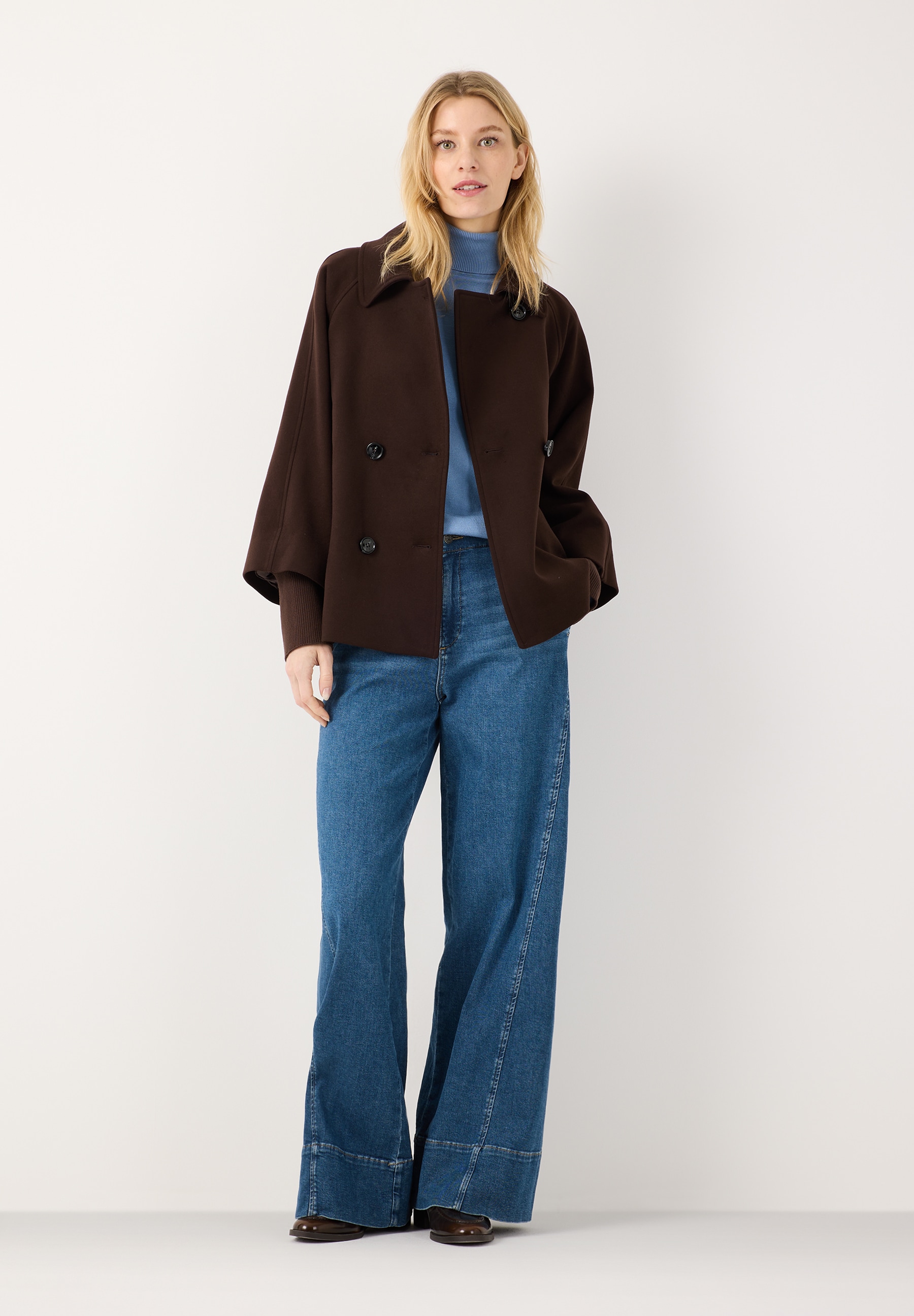 MORE & MORE Kurzmantel, braun, Webware, Flanell, wärmend. Model trägt blaue Rollkragenpullover & Jeans. MORE & MORE Kurzmantel, braun, Webware, Flanell, wärmend. Model trägt blaue Rollkragenpullover & Jeans.