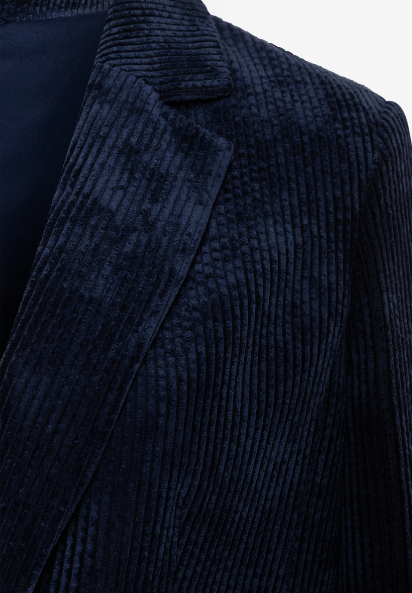 MORE & MORE Blazer in Dunkelblau mit Cord-Struktur auf einem weißen Hintergrund. MORE & MORE Blazer in Dunkelblau mit Cord-Struktur auf einem weißen Hintergrund.