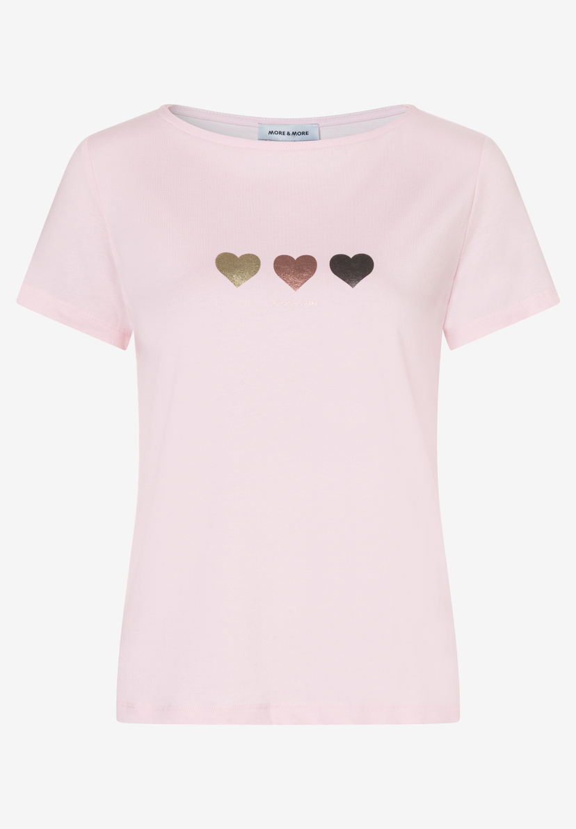 Ein hellrosa MORE & MORE T-Shirt mit drei Herzen in Gold, Bronze und Schwarz auf der Brust. Ein hellrosa MORE & MORE T-Shirt mit drei Herzen in Gold, Bronze und Schwarz auf der Brust.