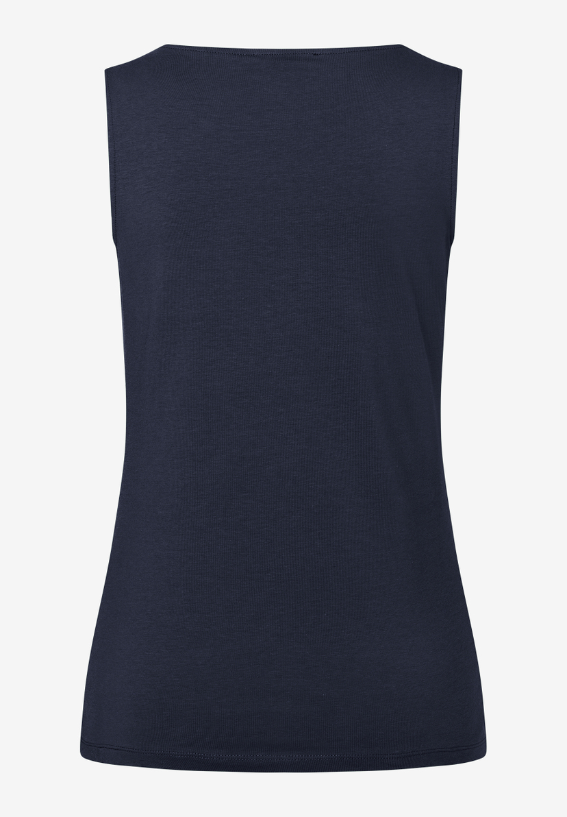 Ein marineblaues MORE & MORE Jersey-Top von hinten, mit einer schmeichelhaften Silhouette und einem Bootausschnitt. Ein marineblaues MORE & MORE Jersey-Top von hinten, mit einer schmeichelhaften Silhouette und einem Bootausschnitt.