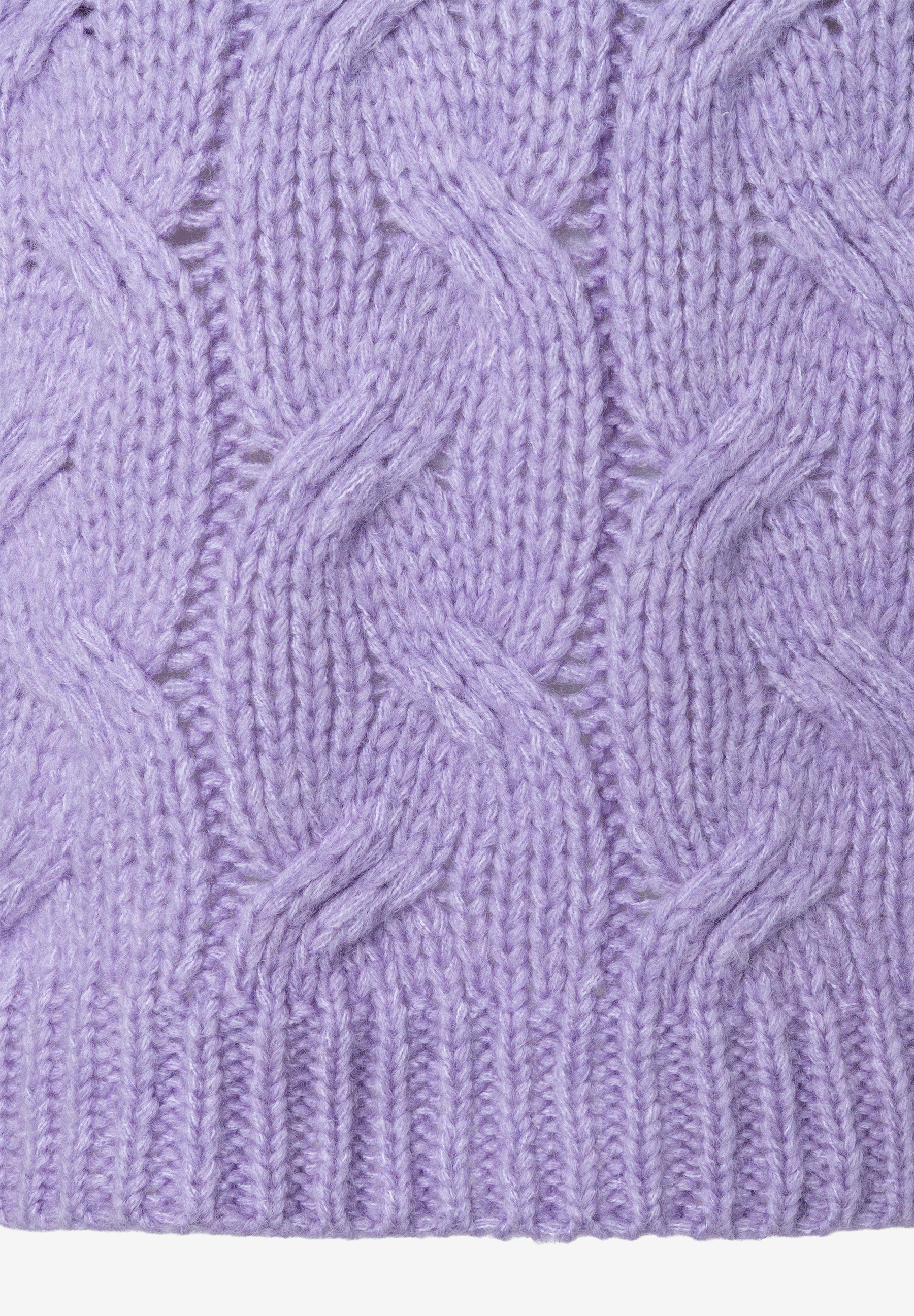 MORE & MORE Pullover: Nahaufnahme des grobmaschigen Zopfmusterstricks in hellem Lila. MORE & MORE Pullover: Nahaufnahme des grobmaschigen Zopfmusterstricks in hellem Lila.