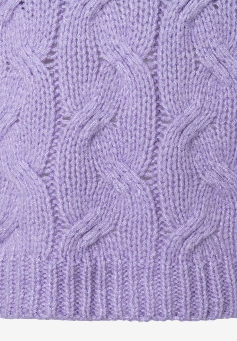 MORE & MORE Pullover: Nahaufnahme des grobmaschigen Zopfmusterstricks in hellem Lila. MORE & MORE Pullover: Nahaufnahme des grobmaschigen Zopfmusterstricks in hellem Lila.