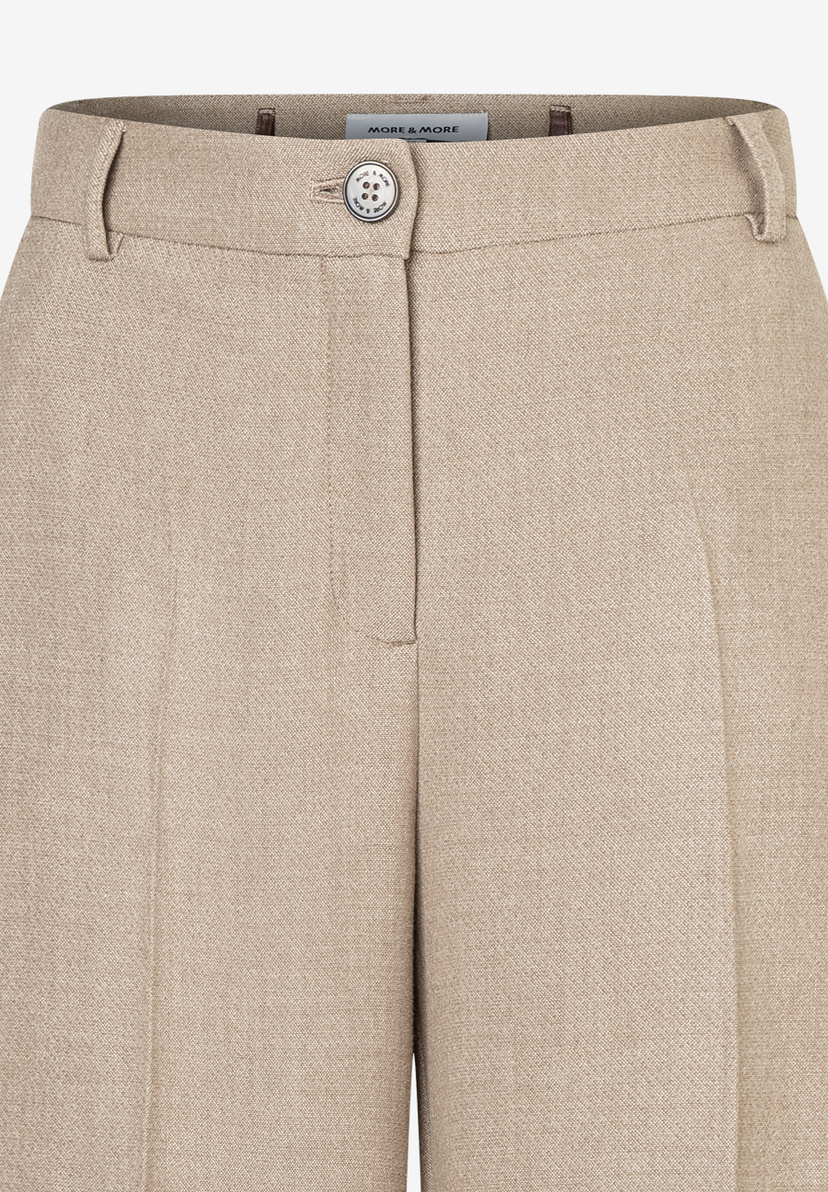Detailansicht einer beigen MORE & MORE Webware-Hose mit Knopf und angenehmem Tragekomfort. Detailansicht einer beigen MORE & MORE Webware-Hose mit Knopf und angenehmem Tragekomfort.