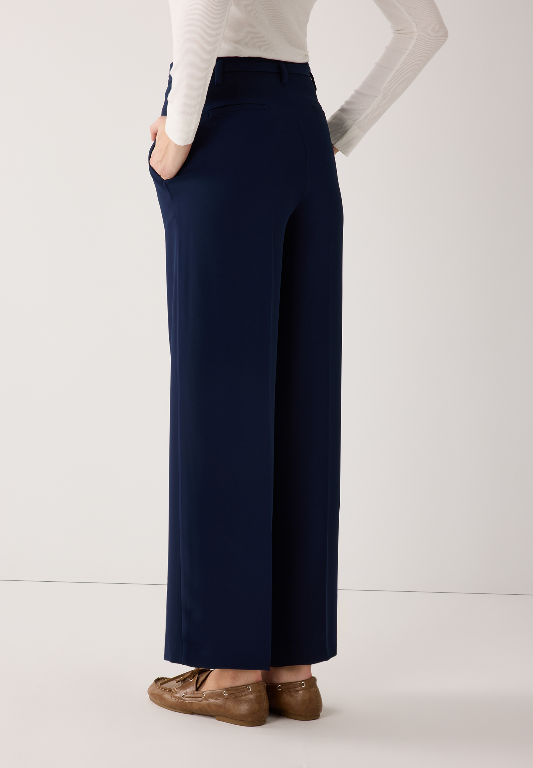 Die MORE & MORE Webware Hose ist marineblau und locker geschnitten. Die MORE & MORE Webware Hose ist marineblau und locker geschnitten.