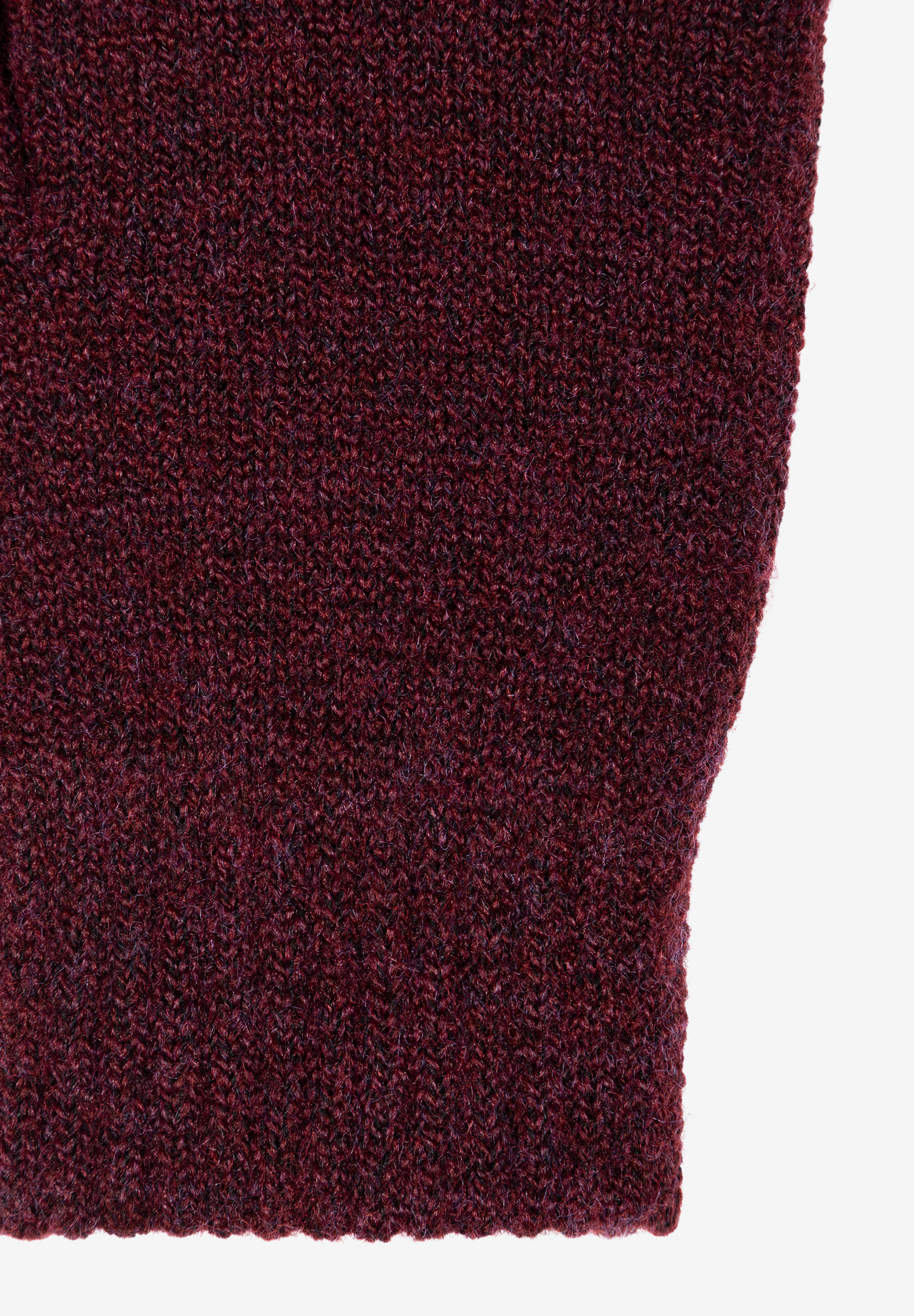 Nahaufnahme des burgunderroten MORE & MORE Strickstoffs, der die feine Textur und das enge Strickmuster zeigt.
