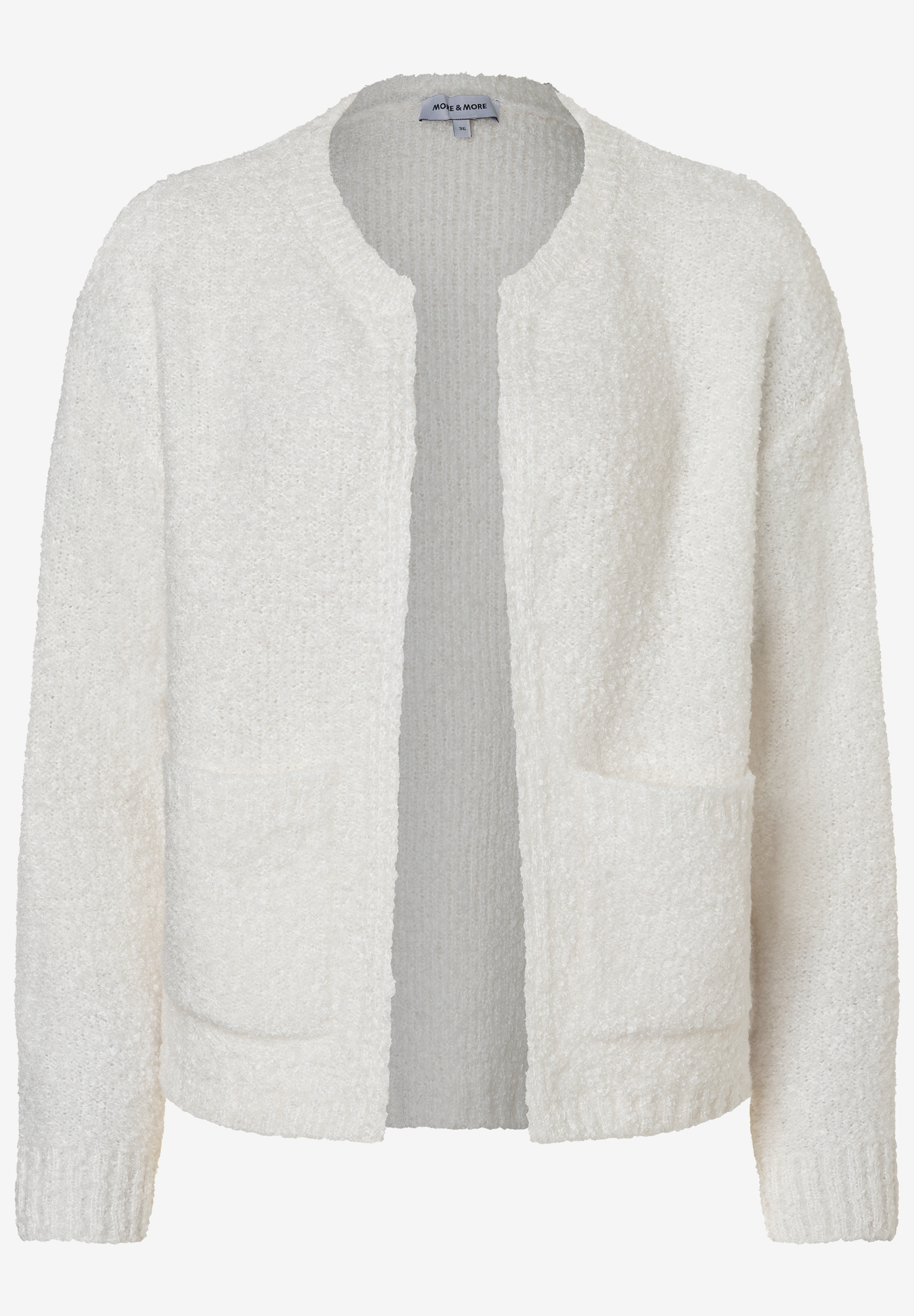 Ein weißer Bouclé-Cardigan von MORE & MORE mit Strickmuster und aufgesetzten Taschen. Ein weißer Bouclé-Cardigan von MORE & MORE mit Strickmuster und aufgesetzten Taschen.