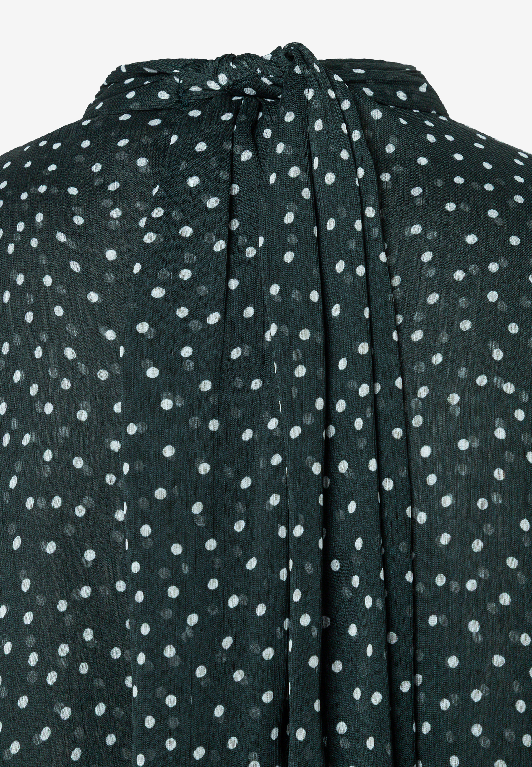MORE & MORE Bluse: Eine dunkelgrüne Bluse mit weißen Polka-Dots und Rüschen am Kragen.