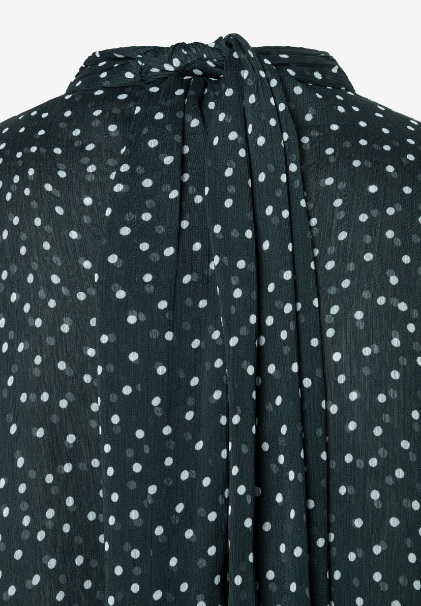 MORE & MORE Bluse: Eine dunkelgrüne Bluse mit weißen Polka-Dots und Rüschen am Kragen.