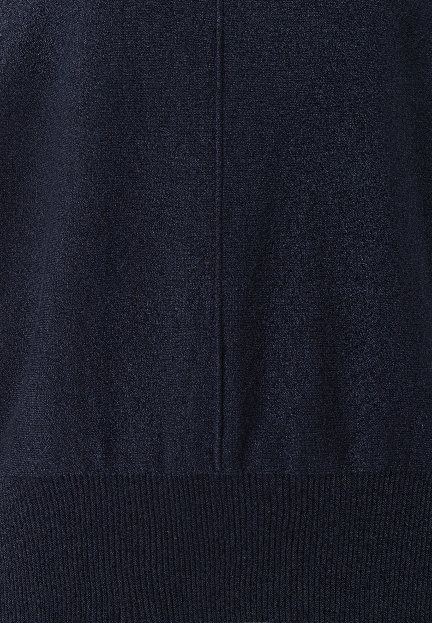 MORE & MORE Feinstrick-Pullover in Marineblau, hautfreundlich und weich, mit sichtbarer Mittelnaht und Rippbündchen. MORE & MORE Feinstrick-Pullover in Marineblau, hautfreundlich und weich, mit sichtbarer Mittelnaht und Rippbündchen.