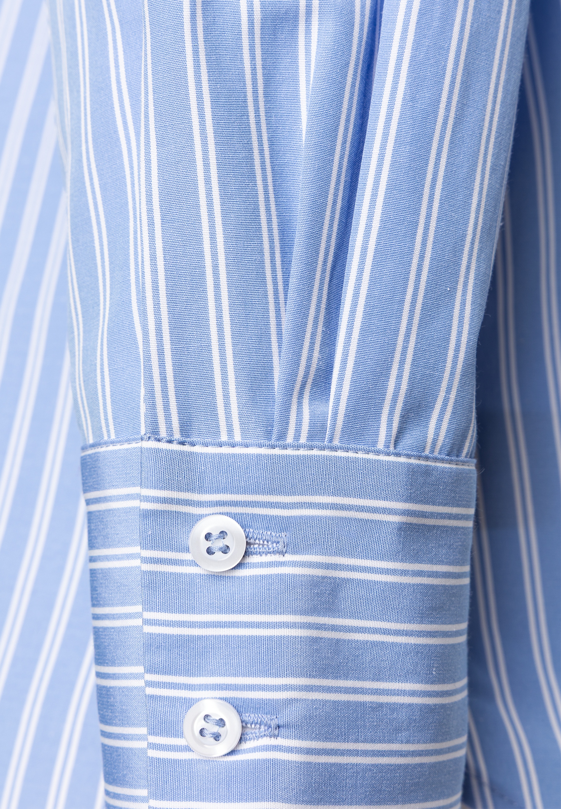MORE & MORE Bluse: Hellblau-weiß gestreifter Ärmel mit geknöpfter Manschette. MORE & MORE Bluse: Hellblau-weiß gestreifter Ärmel mit geknöpfter Manschette.