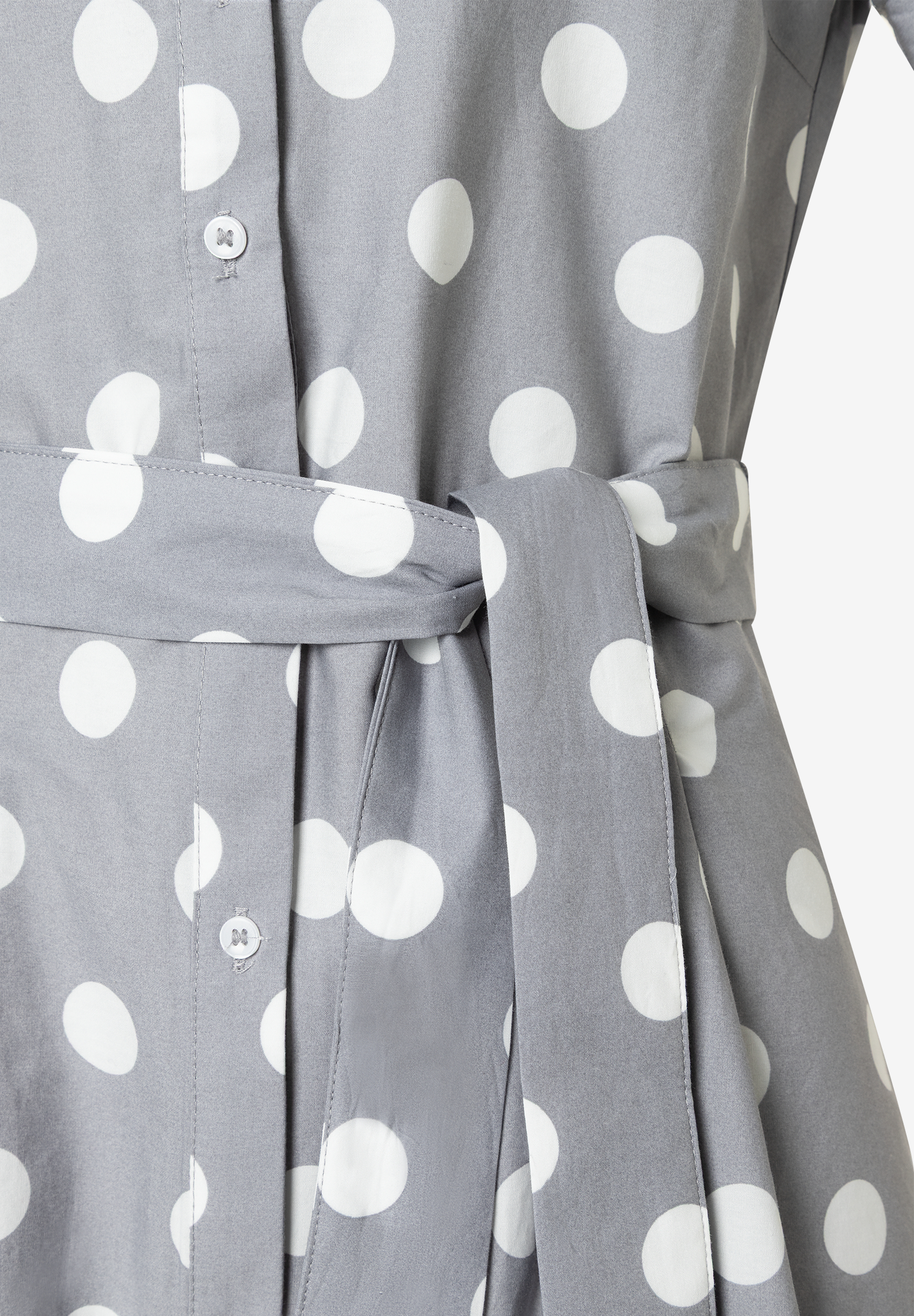MORE & MORE Damen Baumwoll-Popeline-Kleid mit weißen Polka Dots und Bindegürtel, Detailansicht. MORE & MORE Damen Baumwoll-Popeline-Kleid mit weißen Polka Dots und Bindegürtel, Detailansicht.