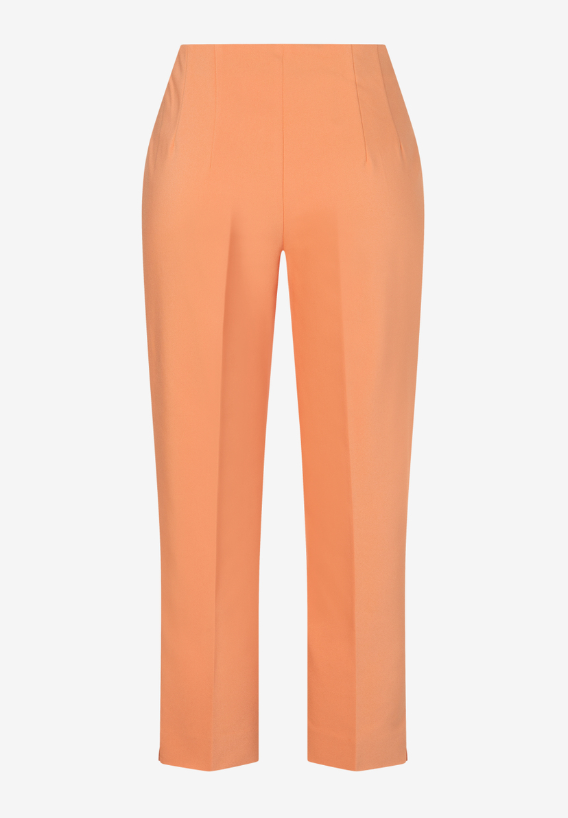 Eine orangefarbene Hose von MORE & MORE aus Baumwollmischung auf weißem Grund. Eine orangefarbene Hose von MORE & MORE aus Baumwollmischung auf weißem Grund.