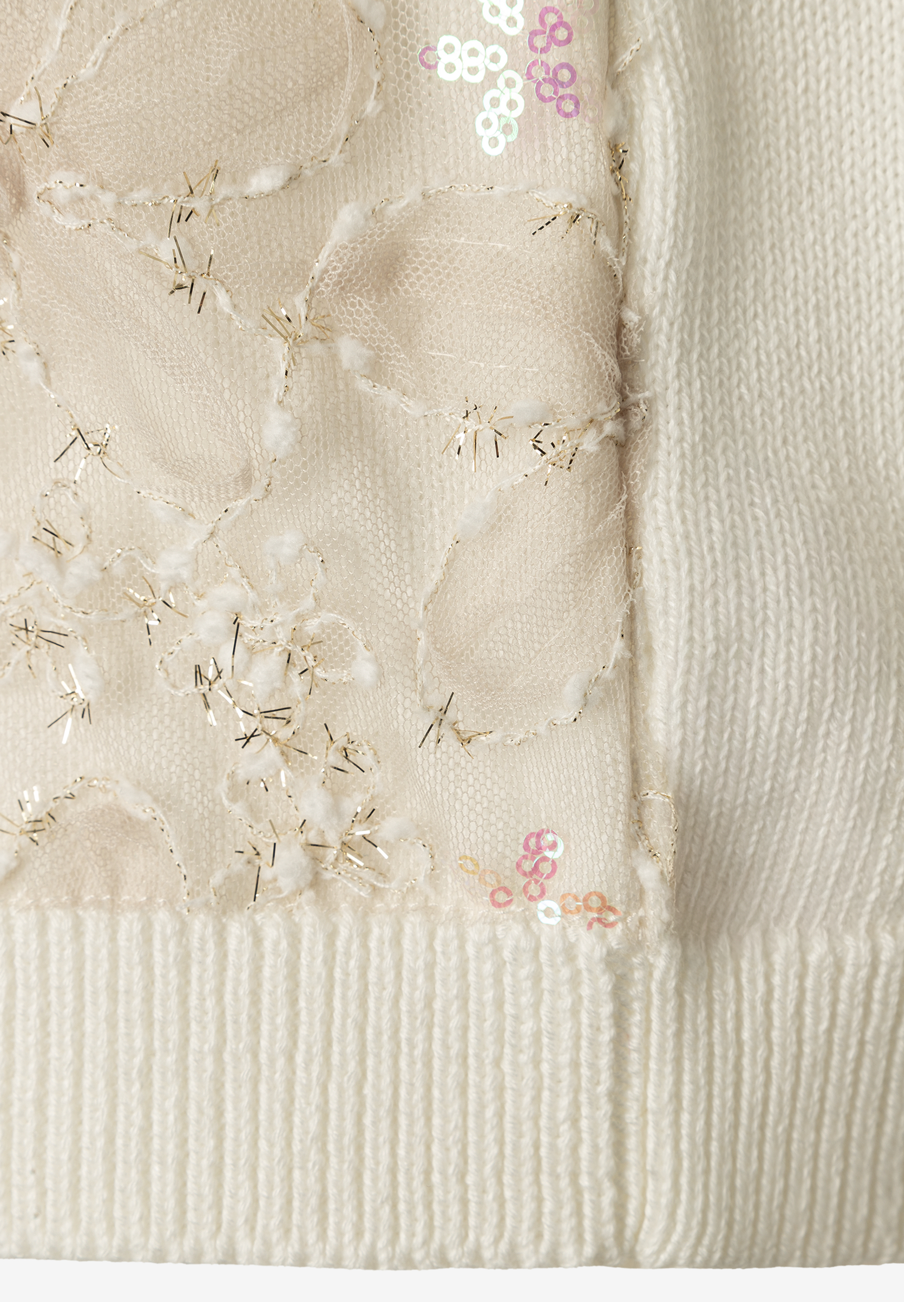 Detailaufnahme eines MORE & MORE Strick-Oberteils mit zartem Spitzenbesatz und Pailletten. Weicher, elastischer Griff. Detailaufnahme eines MORE & MORE Strick-Oberteils mit zartem Spitzenbesatz und Pailletten. Weicher, elastischer Griff.