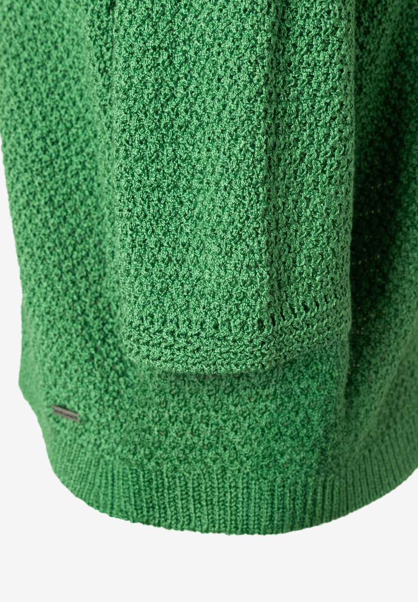 Nahaufnahme eines grünen MORE & MORE Strickpullovers mit grobem Maschenmuster. Nahaufnahme eines grünen MORE & MORE Strickpullovers mit grobem Maschenmuster.