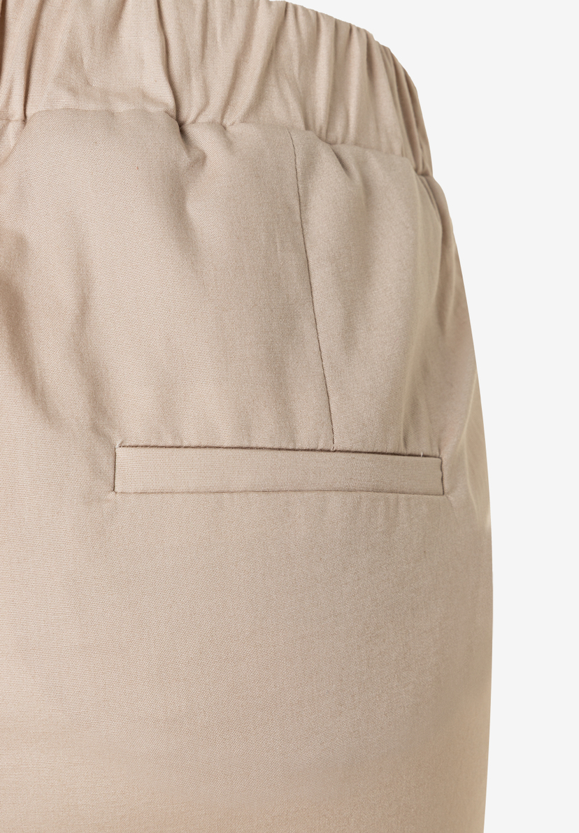 Nahaufnahme der MORE & MORE Hose mit Bund und Gesäßtasche. Nahaufnahme der MORE & MORE Hose mit Bund und Gesäßtasche.