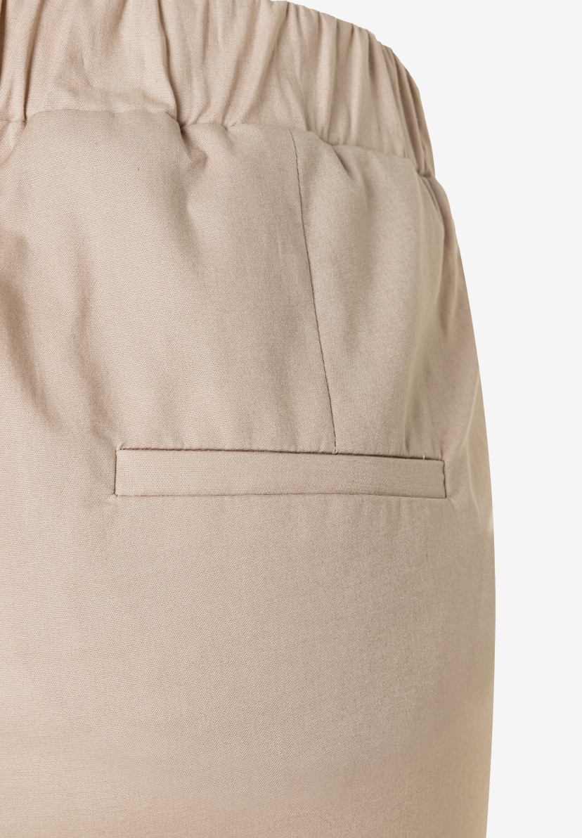 Nahaufnahme der MORE & MORE Hose mit Bund und Gesäßtasche. Nahaufnahme der MORE & MORE Hose mit Bund und Gesäßtasche.