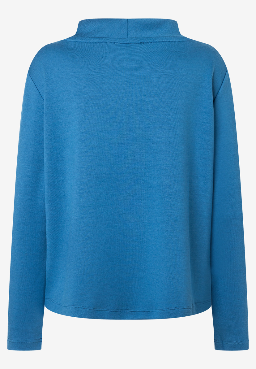 Ein blaues MORE & MORE Sweatshirt-Oberteil mit Stehkragen, abgebildet von hinten. Ein blaues MORE & MORE Sweatshirt-Oberteil mit Stehkragen, abgebildet von hinten.