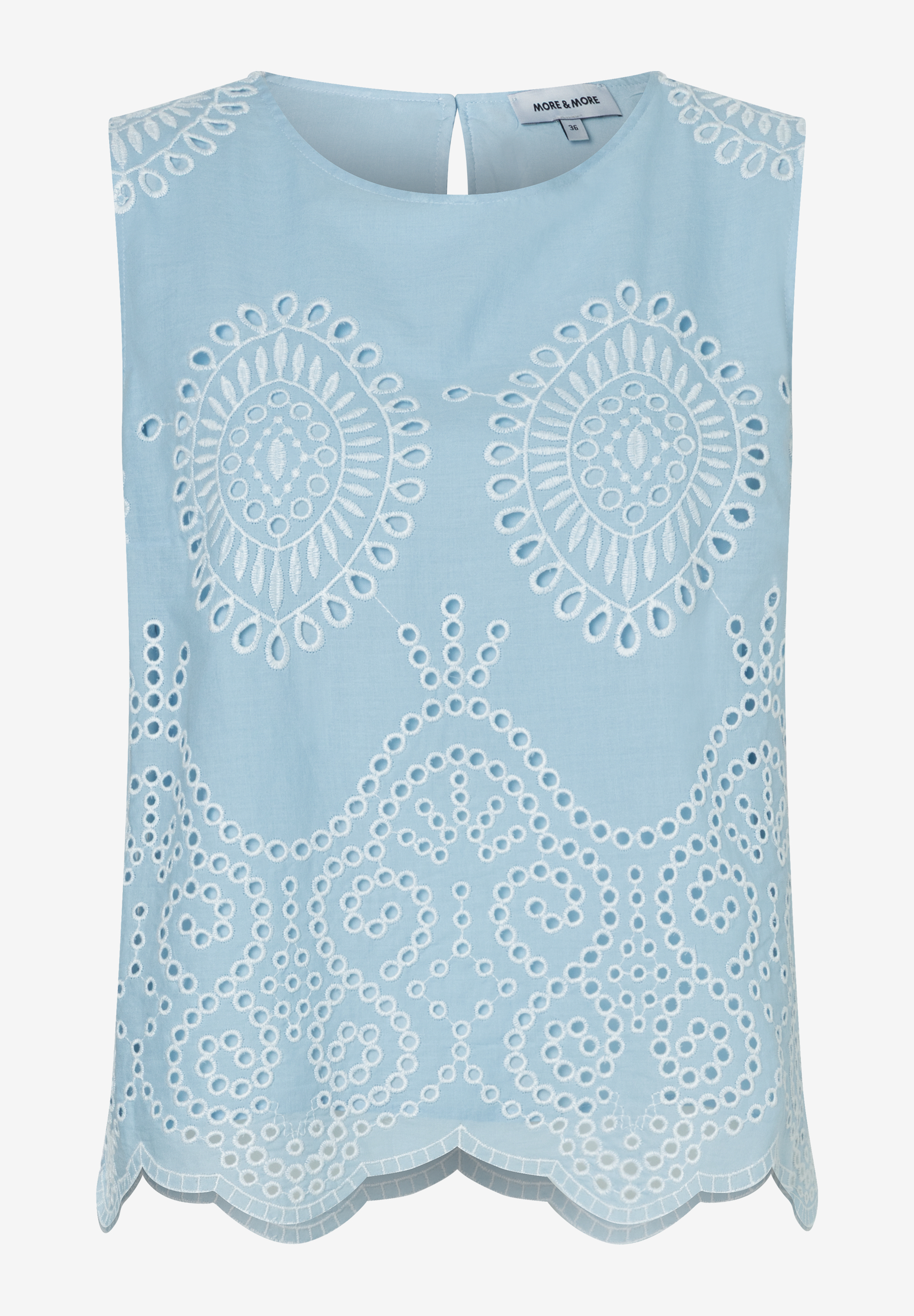 Ärmellose, hellblaue MORE & MORE Bluse mit weißer Spitze und einem wellenförmigen Saum. Ärmellose, hellblaue MORE & MORE Bluse mit weißer Spitze und einem wellenförmigen Saum.