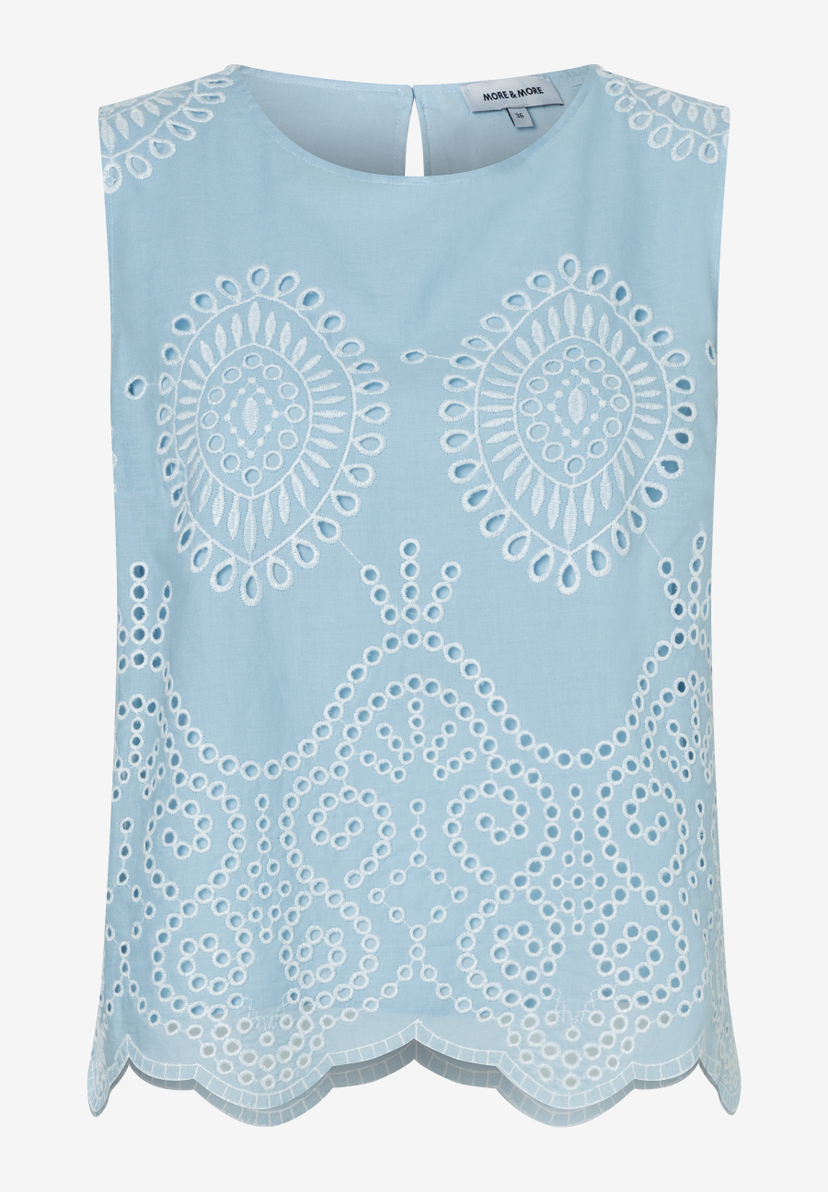 Ärmellose, hellblaue MORE & MORE Bluse mit weißer Spitze und einem wellenförmigen Saum. Ärmellose, hellblaue MORE & MORE Bluse mit weißer Spitze und einem wellenförmigen Saum.