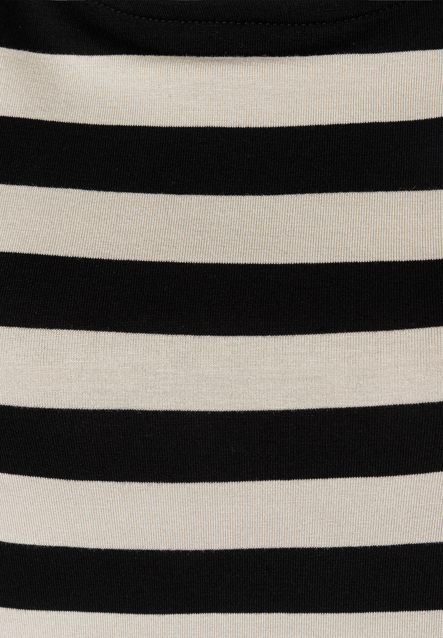 MORE & MORE T-Shirt/Top mit horizontalen Streifen in Schwarz und Beige, Nahaufnahme des Stoffes