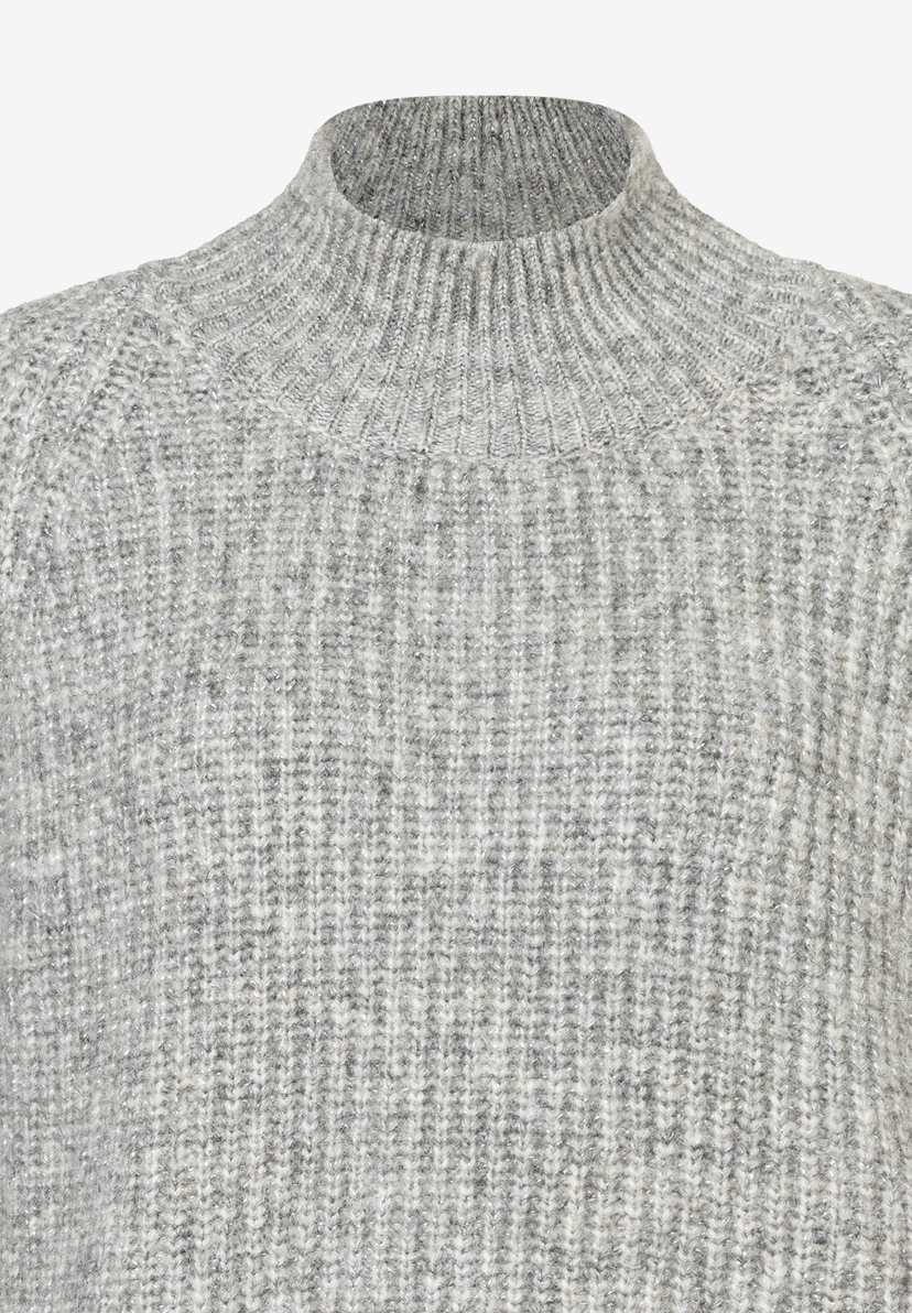 Nahaufnahme eines grauen MORE & MORE Strickpullovers mit Rollkragen. Das Strickmuster ist fein und gleichmäßig. Nahaufnahme eines grauen MORE & MORE Strickpullovers mit Rollkragen. Das Strickmuster ist fein und gleichmäßig.