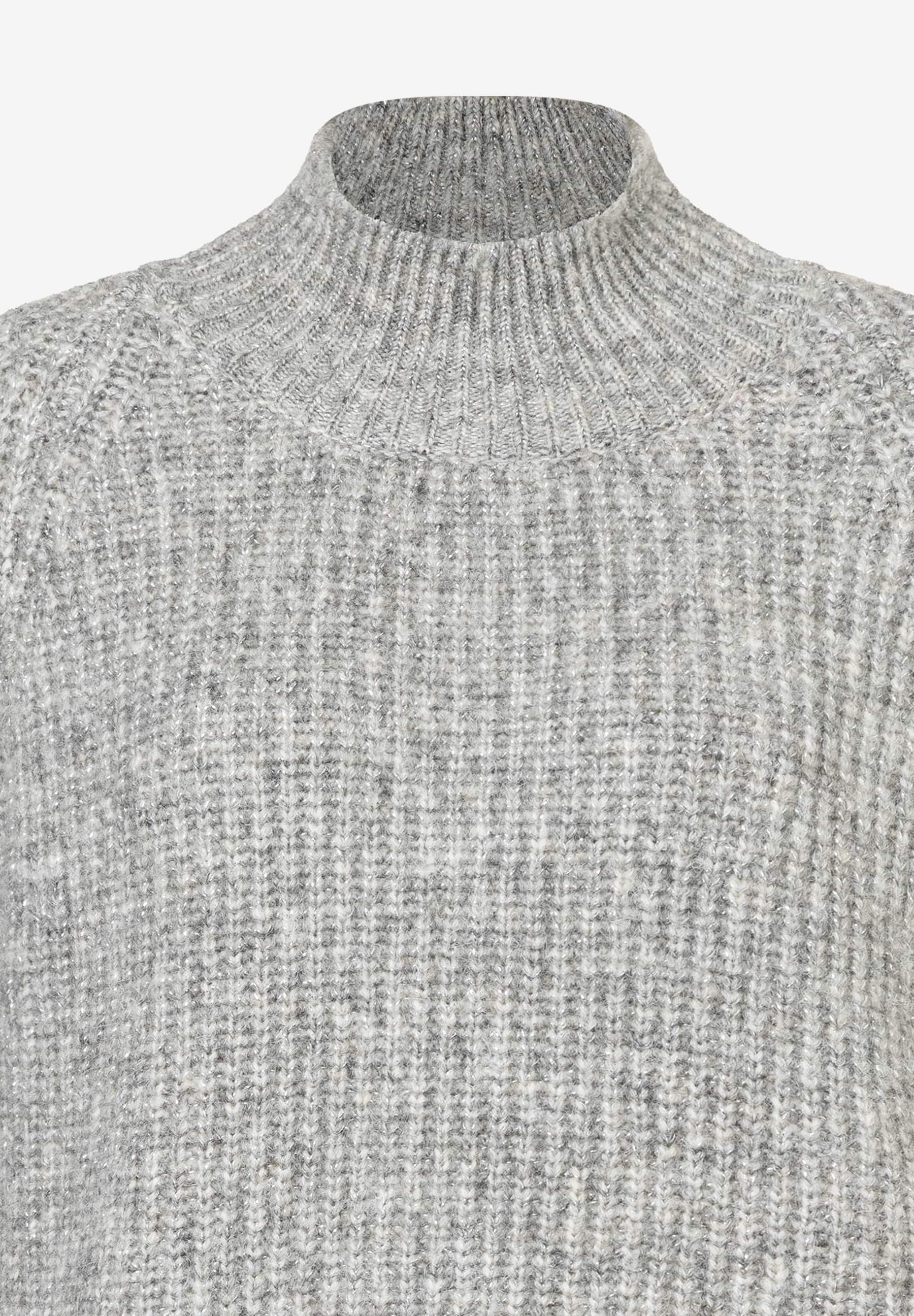 Nahaufnahme eines grauen MORE & MORE Strickpullovers mit Rollkragen. Das Strickmuster ist fein und gleichmäßig. Nahaufnahme eines grauen MORE & MORE Strickpullovers mit Rollkragen. Das Strickmuster ist fein und gleichmäßig.