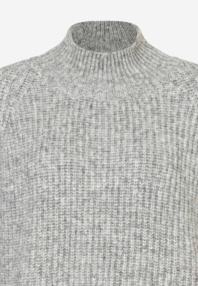 Nahaufnahme eines grauen MORE & MORE Strickpullovers mit Rollkragen. Das Strickmuster ist fein und gleichmäßig. Nahaufnahme eines grauen MORE & MORE Strickpullovers mit Rollkragen. Das Strickmuster ist fein und gleichmäßig.