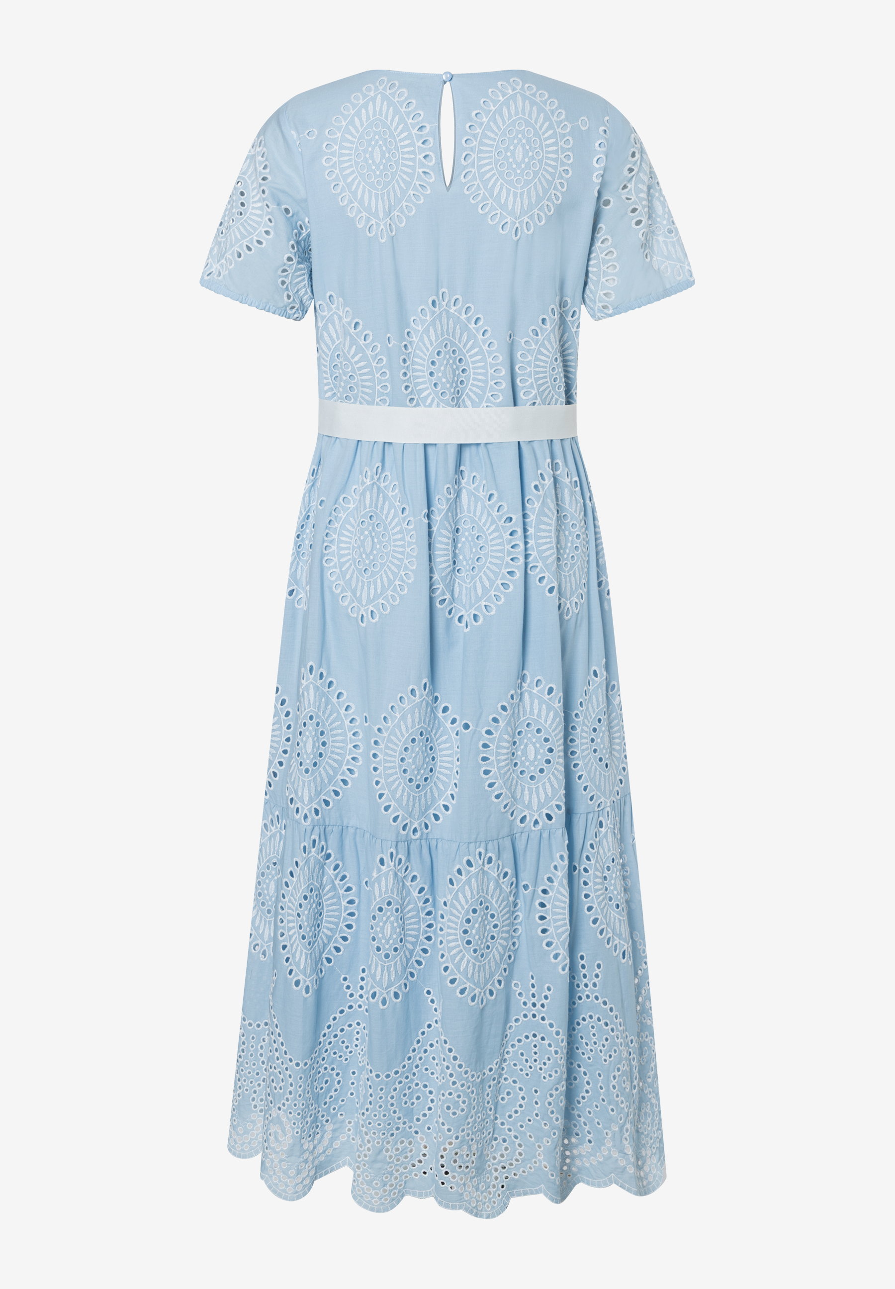 Ein hellblaues MORE & MORE Kleid mit Lochstickerei und weißem Gürtel.