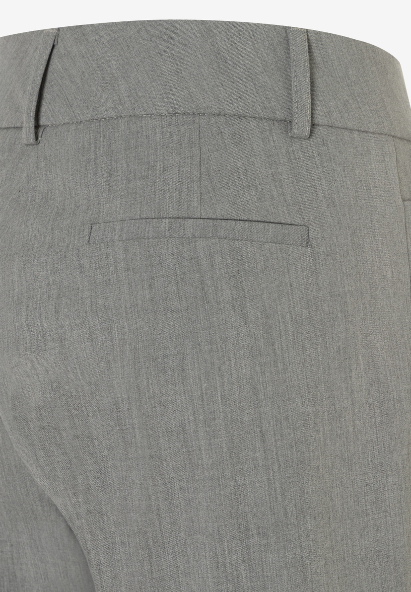 Detailaufnahme einer grauen MORE & MORE Hose mit einer Gesäßtasche und Gürtelschlaufen. Detailaufnahme einer grauen MORE & MORE Hose mit einer Gesäßtasche und Gürtelschlaufen.