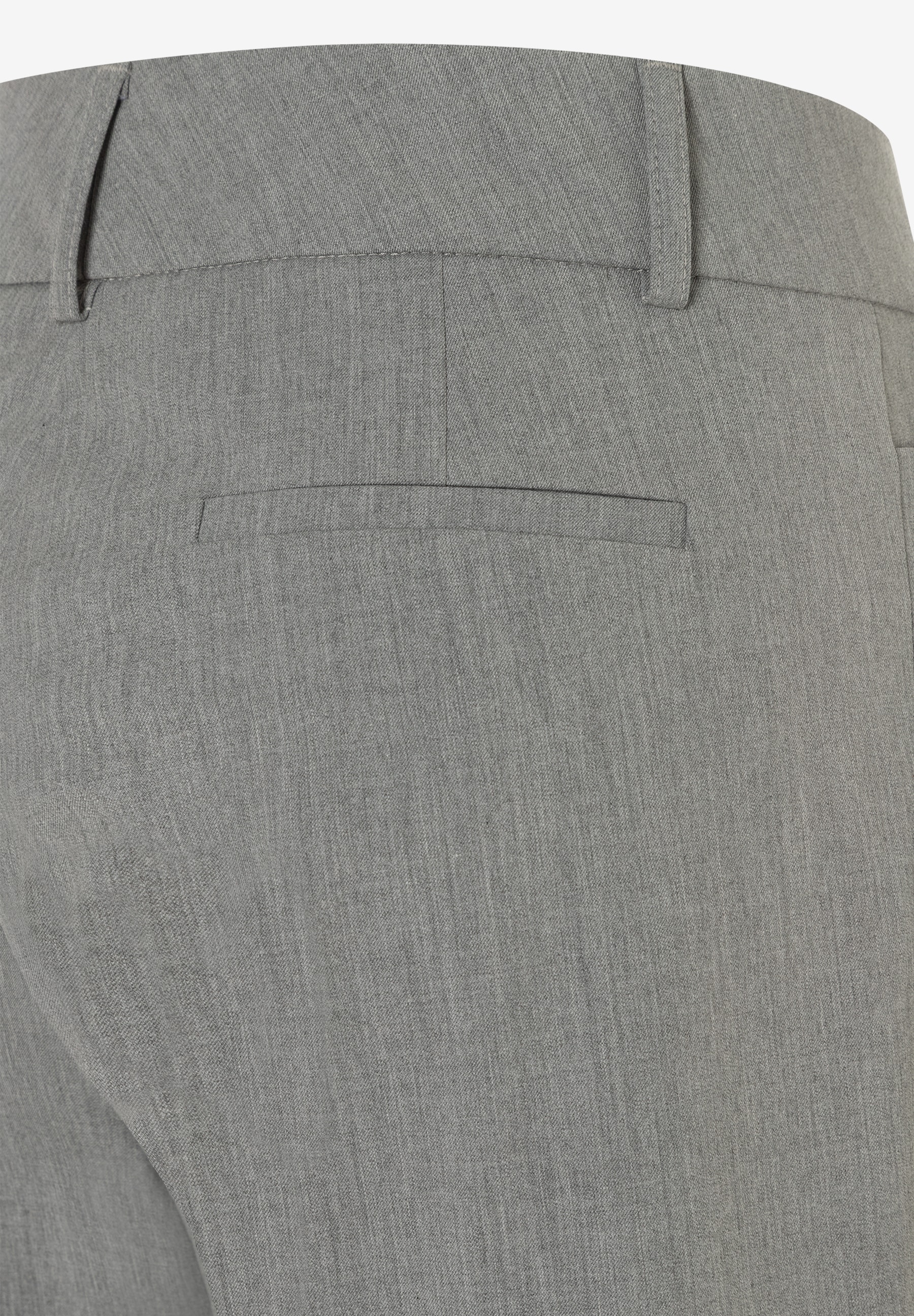 Detailaufnahme einer grauen MORE & MORE Hose mit einer Gesäßtasche und Gürtelschlaufen. Detailaufnahme einer grauen MORE & MORE Hose mit einer Gesäßtasche und Gürtelschlaufen.