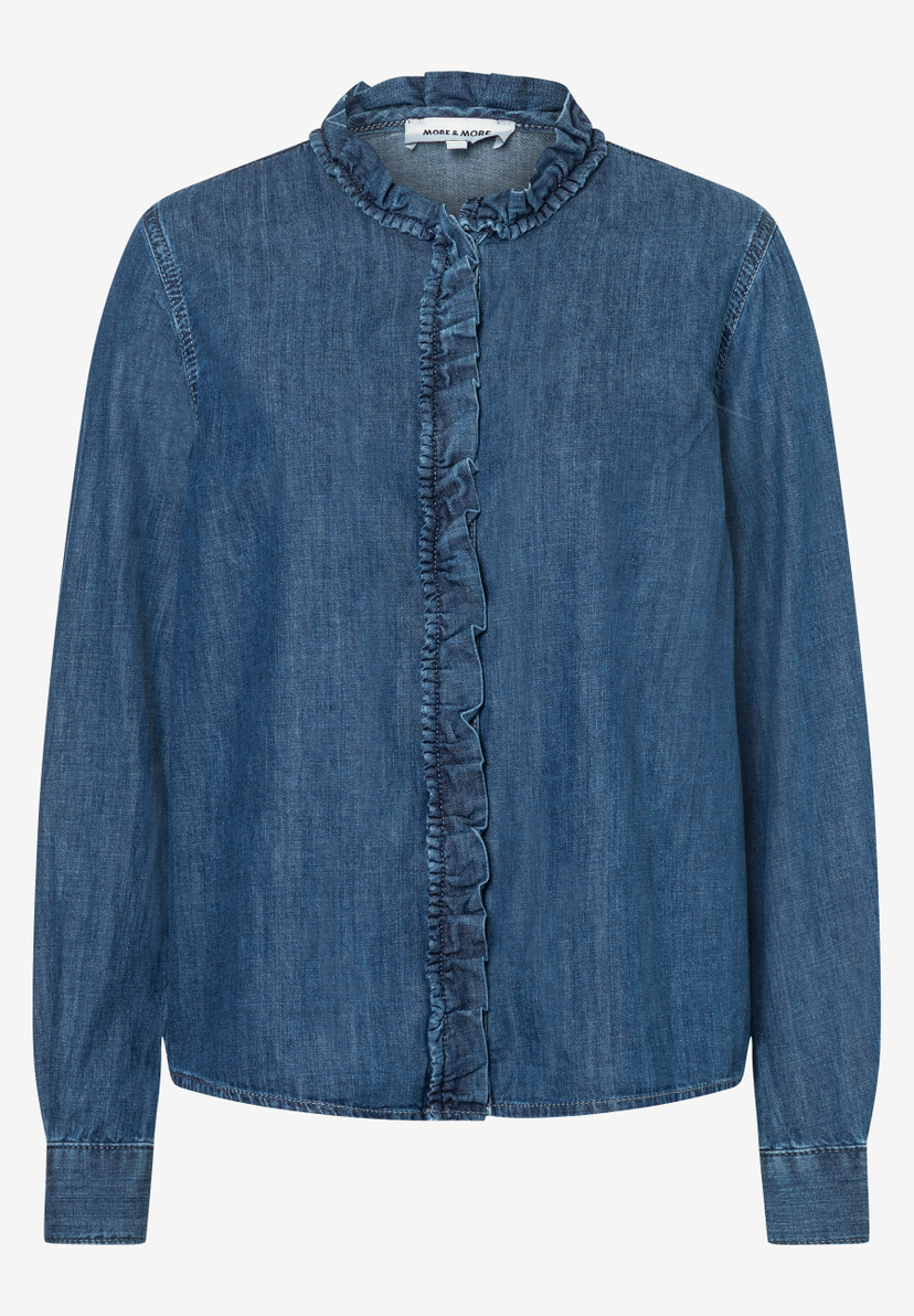 Eine blaue Jeansbluse von MORE & MORE mit Rüschen am Kragen und vorne. Lange Ärmel und durchgehende Knopfleiste. Eine blaue Jeansbluse von MORE & MORE mit Rüschen am Kragen und vorne. Lange Ärmel und durchgehende Knopfleiste.