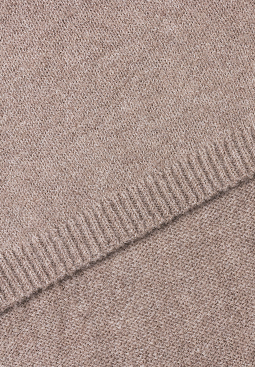 Detailaufnahme eines MORE & MORE Accessoires, das eine beigefarbene Strickware zeigt. Detailaufnahme eines MORE & MORE Accessoires, das eine beigefarbene Strickware zeigt.