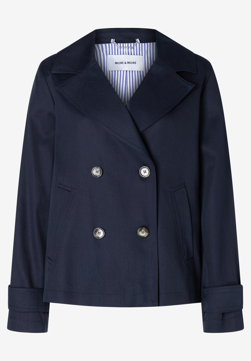MORE & MORE Damen-Kurzmantel aus Twill in Dunkelblau, doppelreihig geknöpft mit 4 weißen Knöpfen, zwei Taschen. MORE & MORE Damen-Kurzmantel aus Twill in Dunkelblau, doppelreihig geknöpft mit 4 weißen Knöpfen, zwei Taschen.