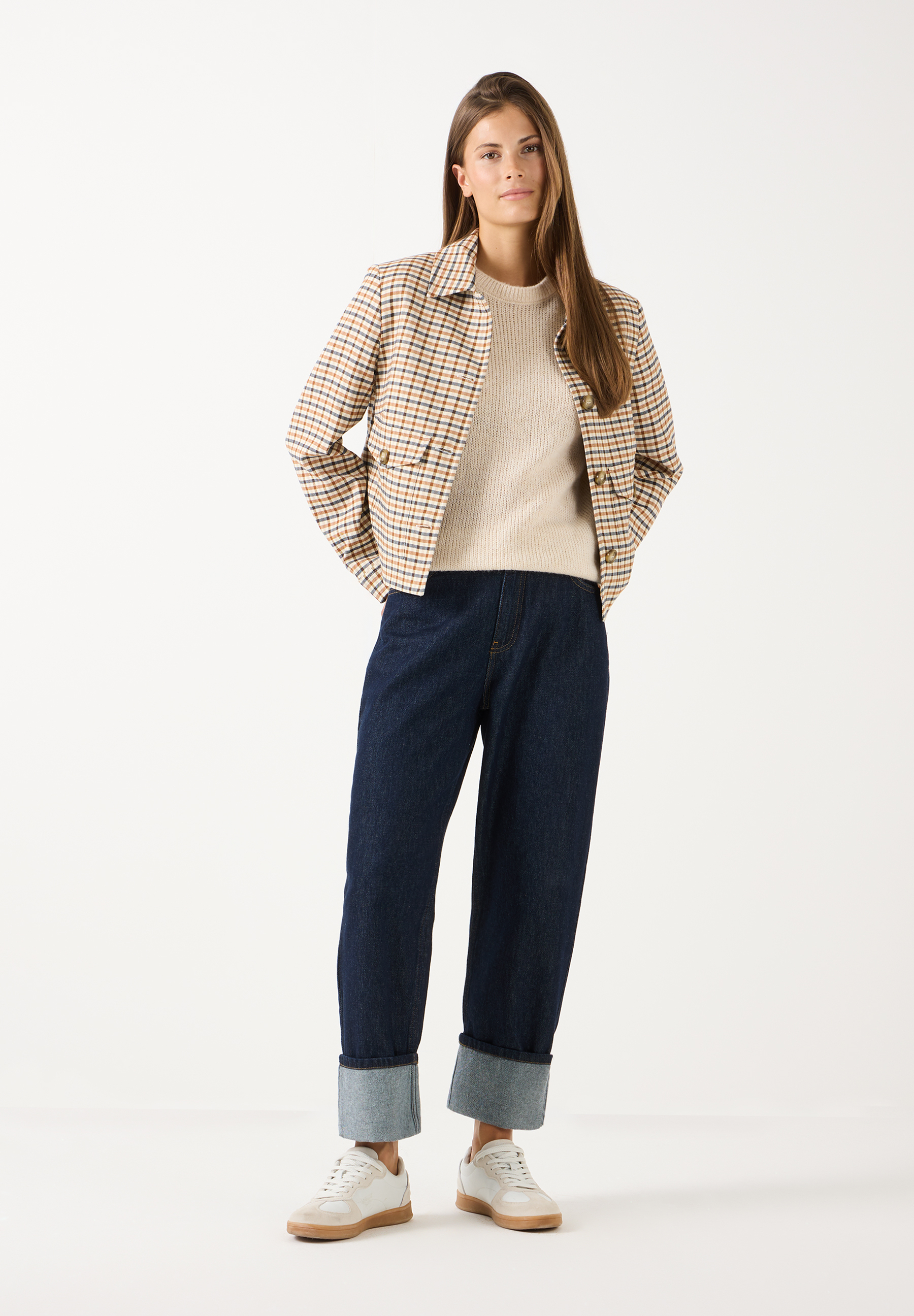 MORE & MORE Blazer in Beige-braunem Karomuster, kombiniert mit beigem Strickpullover und Blue Jeans mit Krempelung. MORE & MORE Blazer in Beige-braunem Karomuster, kombiniert mit beigem Strickpullover und Blue Jeans mit Krempelung.