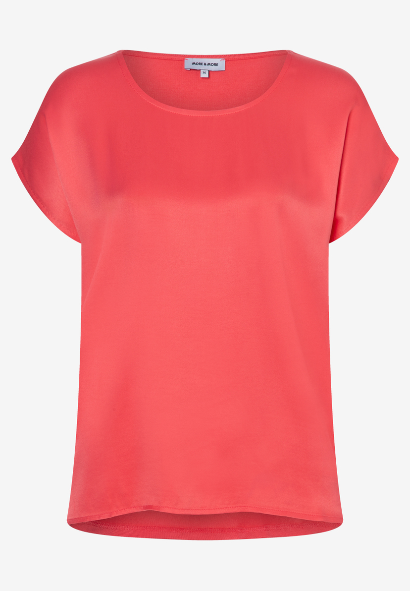 Ein korallfarbenes Shirt von MORE & MORE mit Rundhalsausschnitt und kurzen Ärmeln. Ein korallfarbenes Shirt von MORE & MORE mit Rundhalsausschnitt und kurzen Ärmeln.