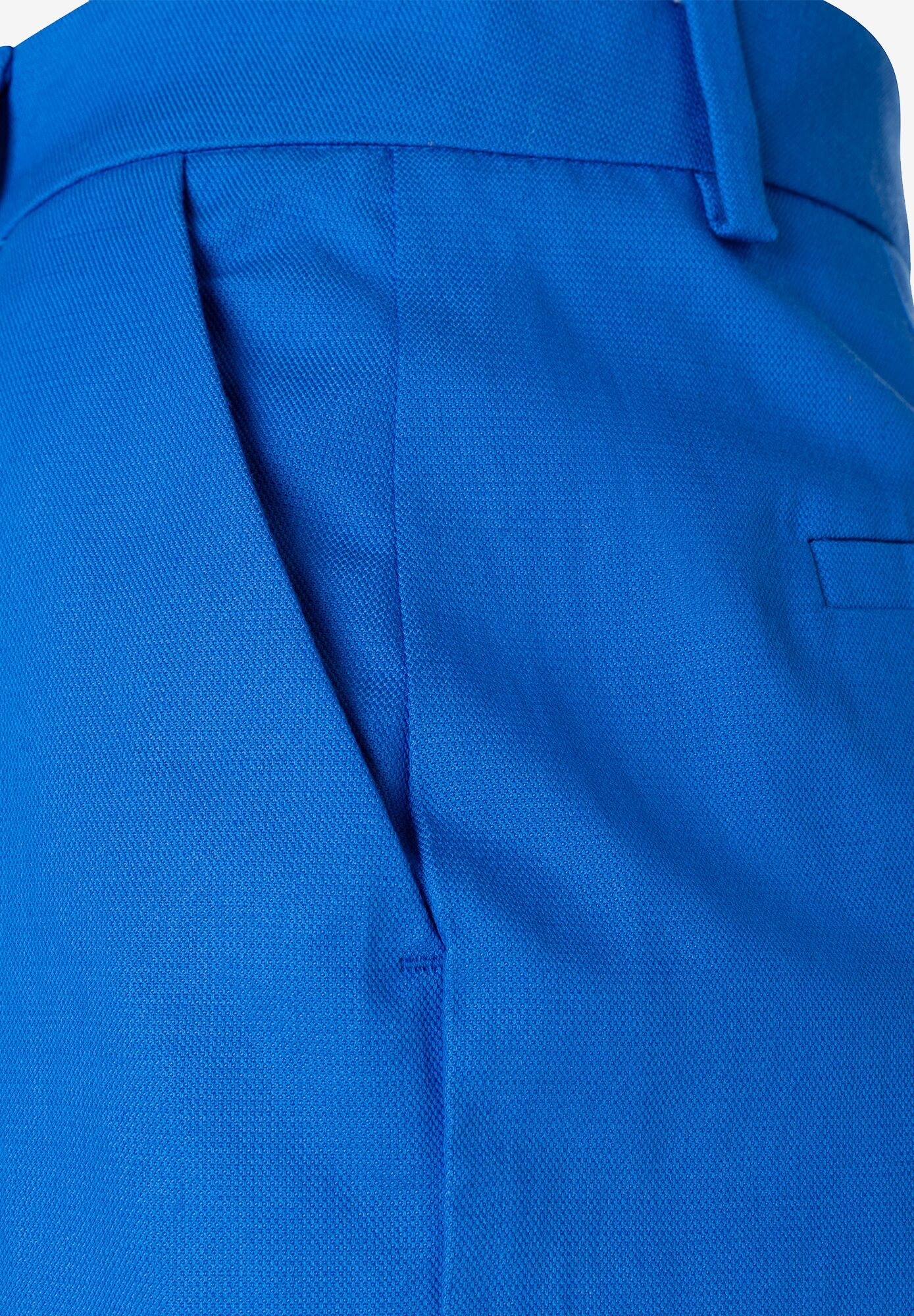 Detailaufnahme einer blauen MORE & MORE Hose aus Webware mit angenehmem Tragekomfort, die eine seitliche Eingrifftasche zeigt. Detailaufnahme einer blauen MORE & MORE Hose aus Webware mit angenehmem Tragekomfort, die eine seitliche Eingrifftasche zeigt.