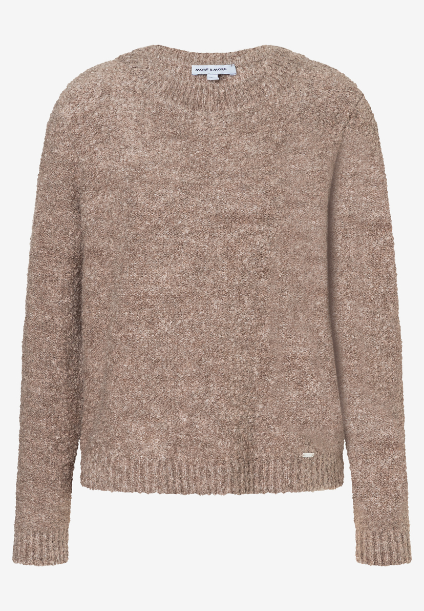 Ein warmer, beiger Strickpullover von MORE & MORE mit Bouclé-Textur und angenehmem Tragekomfort. Ein warmer, beiger Strickpullover von MORE & MORE mit Bouclé-Textur und angenehmem Tragekomfort.
