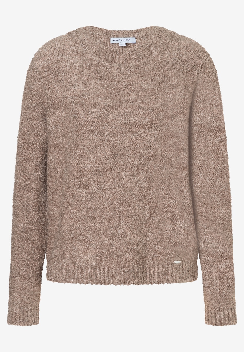 Ein warmer, beiger Strickpullover von MORE & MORE mit Bouclé-Textur und angenehmem Tragekomfort. Ein warmer, beiger Strickpullover von MORE & MORE mit Bouclé-Textur und angenehmem Tragekomfort.
