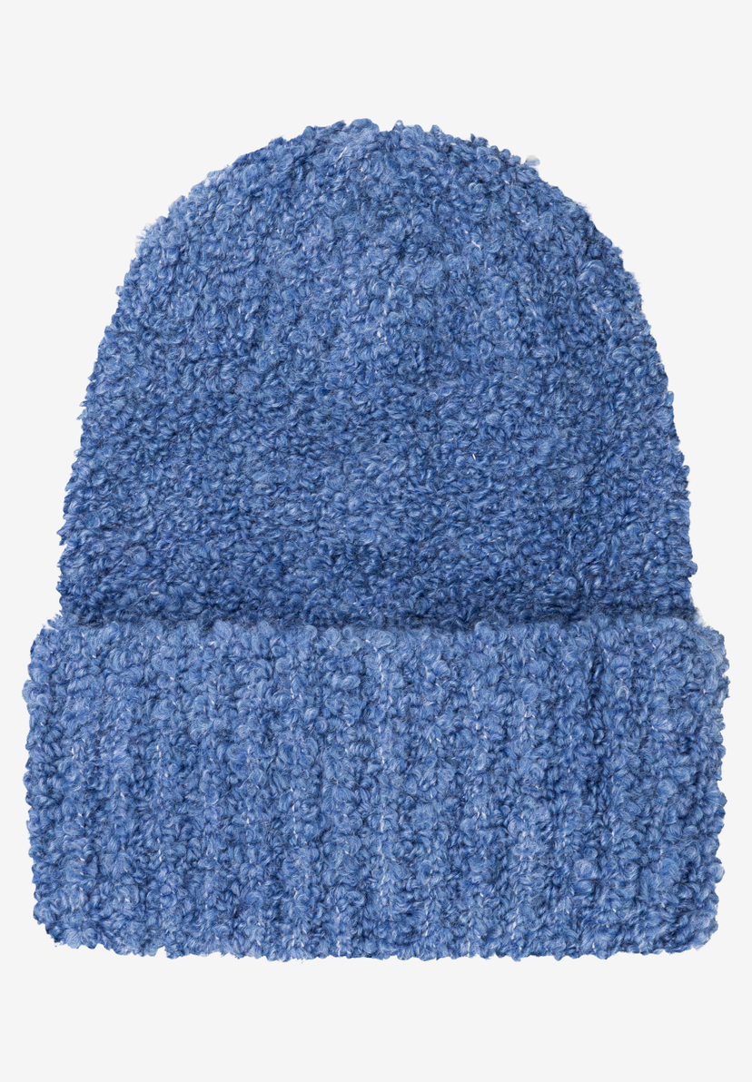 Eine blaue MORE & MORE Mütze mit gerolltem Rand liegt vor einem weißen Hintergrund. Eine blaue MORE & MORE Mütze mit gerolltem Rand liegt vor einem weißen Hintergrund.